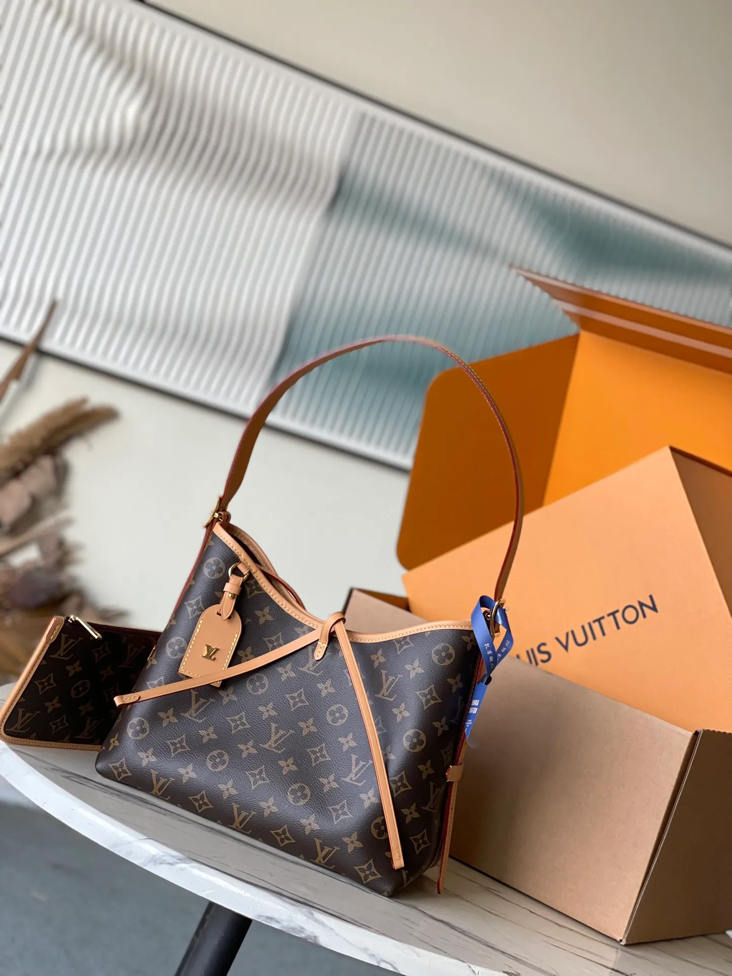 💰760 The top original M46203 CarryAll small handbag is made of Monogram canvas and leather trim, making it a personal companion for urban life. The generous construction has a neat interior and a large interior pocket adds a functional element. Monogram canvas zippered clutch secured with leather strap. Dimensions: 29 x 24 x 12 cm