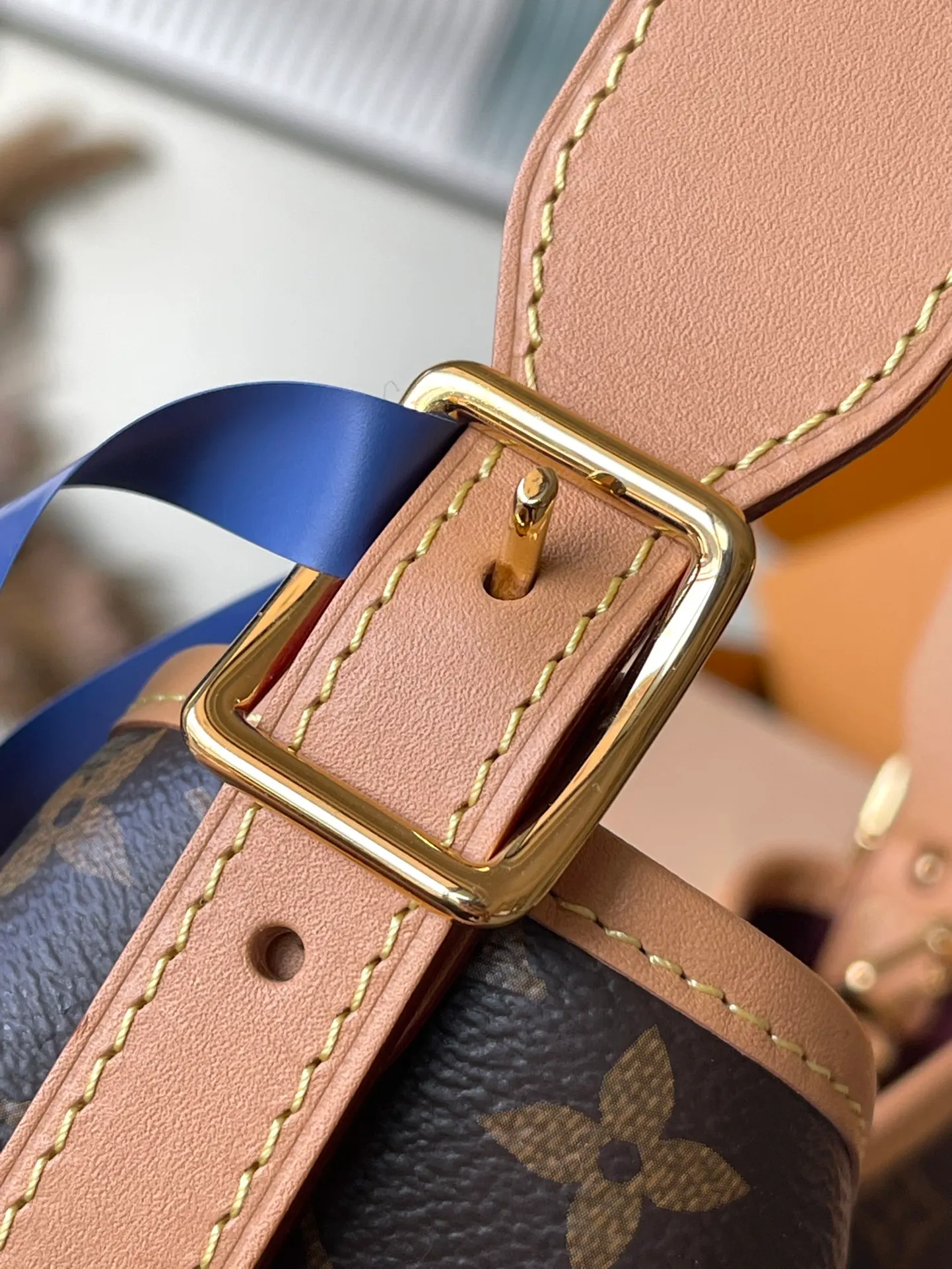 💰760 The top original M46203 CarryAll small handbag is made of Monogram canvas and leather trim, making it a personal companion for urban life. The generous construction has a neat interior and a large interior pocket adds a functional element. Monogram canvas zippered clutch secured with leather strap. Dimensions: 29 x 24 x 12 cm