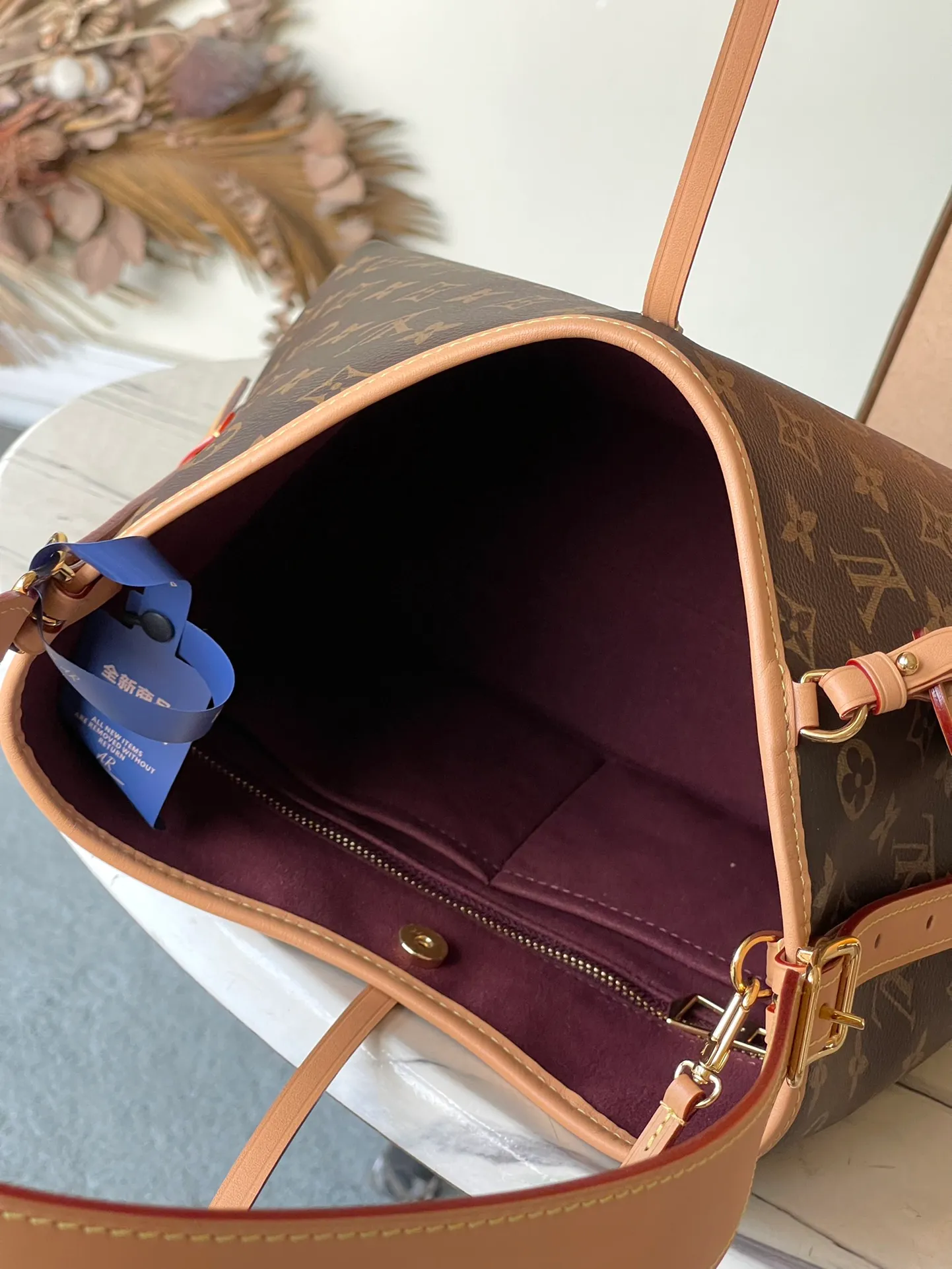 💰760 The top original M46203 CarryAll small handbag is made of Monogram canvas and leather trim, making it a personal companion for urban life. The generous construction has a neat interior and a large interior pocket adds a functional element. Monogram canvas zippered clutch secured with leather strap. Dimensions: 29 x 24 x 12 cm