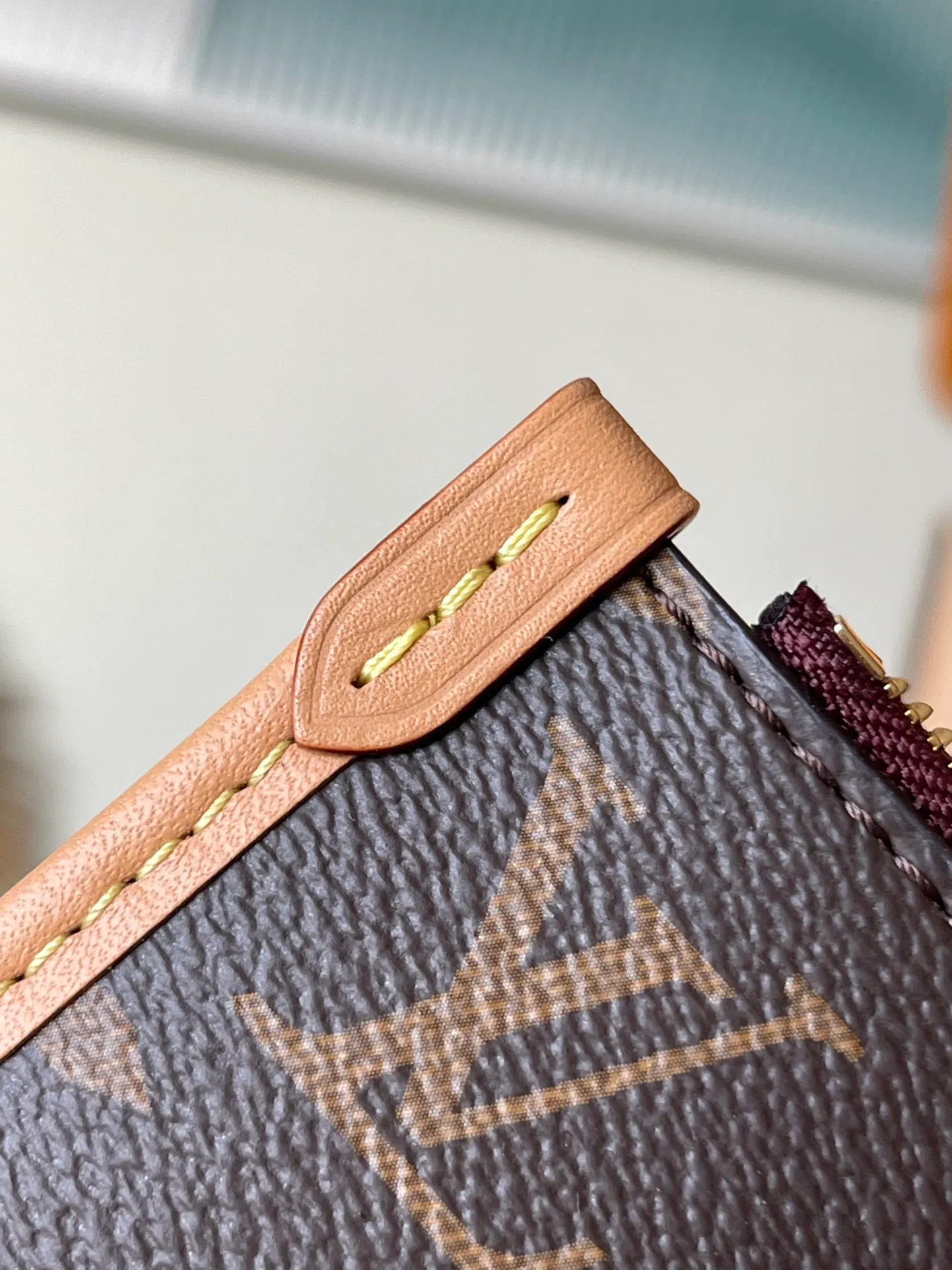 💰760 The top original M46203 CarryAll small handbag is made of Monogram canvas and leather trim, making it a personal companion for urban life. The generous construction has a neat interior and a large interior pocket adds a functional element. Monogram canvas zippered clutch secured with leather strap. Dimensions: 29 x 24 x 12 cm