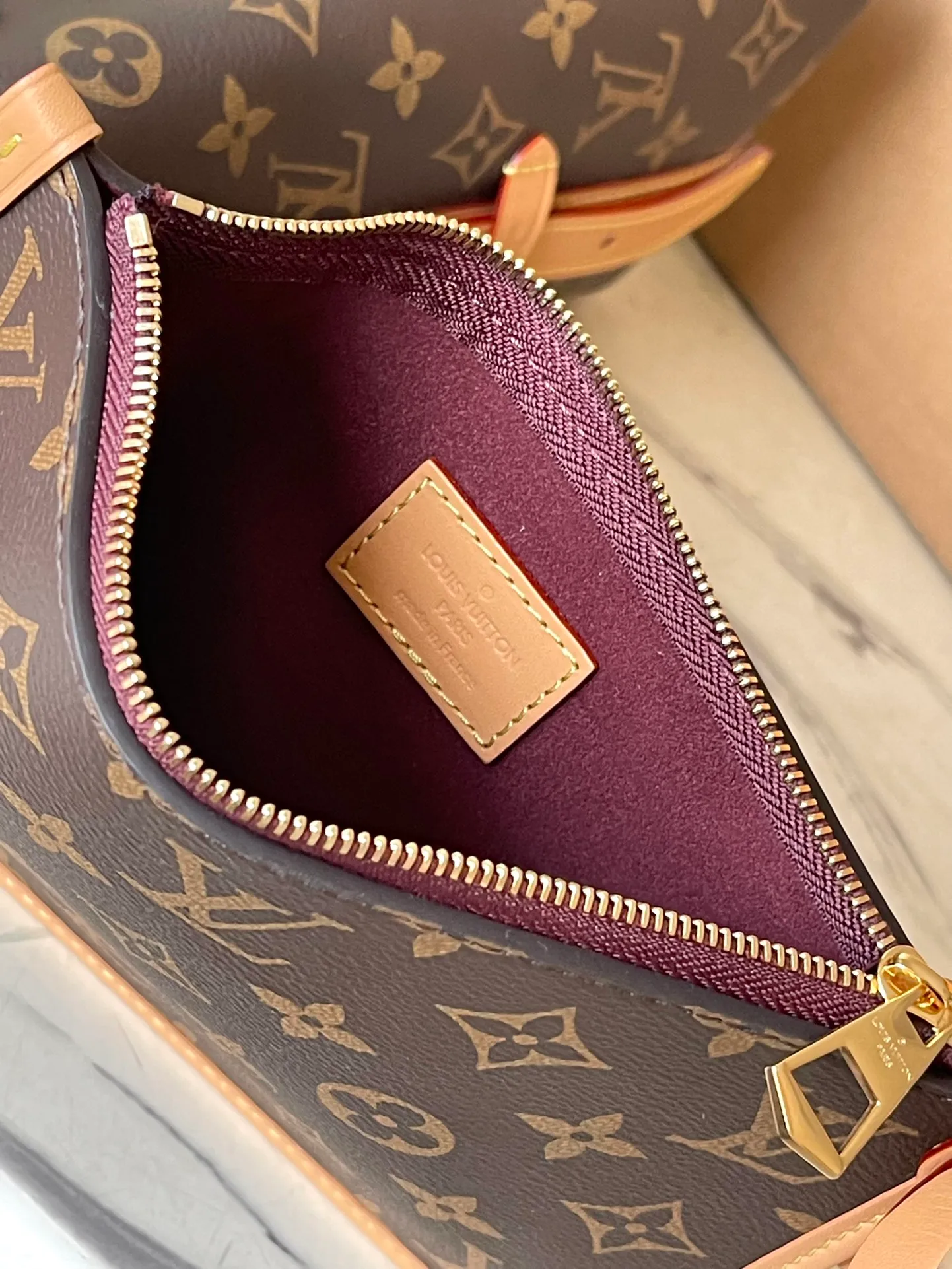 💰760 The top original M46203 CarryAll small handbag is made of Monogram canvas and leather trim, making it a personal companion for urban life. The generous construction has a neat interior and a large interior pocket adds a functional element. Monogram canvas zippered clutch secured with leather strap. Dimensions: 29 x 24 x 12 cm