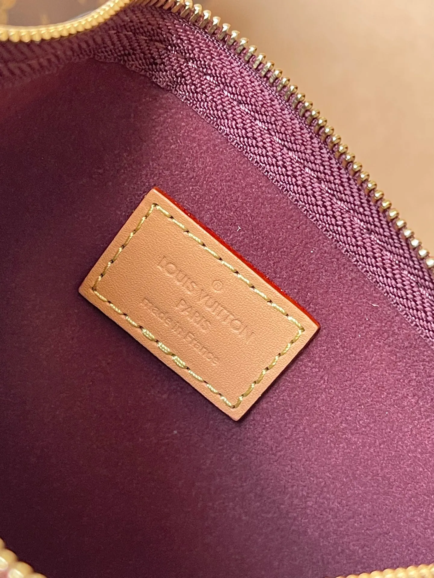 💰760 The top original M46203 CarryAll small handbag is made of Monogram canvas and leather trim, making it a personal companion for urban life. The generous construction has a neat interior and a large interior pocket adds a functional element. Monogram canvas zippered clutch secured with leather strap. Dimensions: 29 x 24 x 12 cm