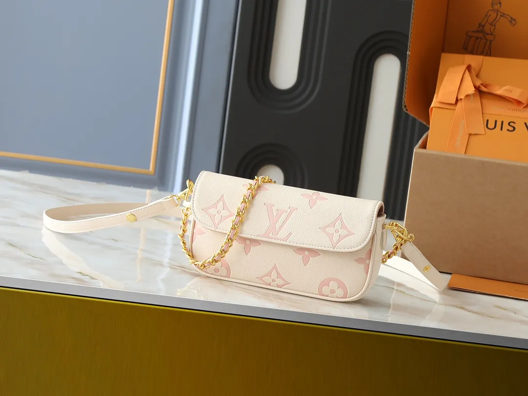 💰180💰Upgraded from the original M82211 M82210 M14225 M81911 This Wallet on Chain Ivy handbag is embossed with a large Monogram pattern on the surface of Monogram Empreinte grain leather, making it a trendy choice for daily travel and evening occasions. Cleverly using a short chain and a detachable and adjustable leather shoulder strap, it can be worn handheld, on the shoulder, or as a crossbody. Dimensions: 23.5 x 12.0 x 4.3 cm (length x height x width)