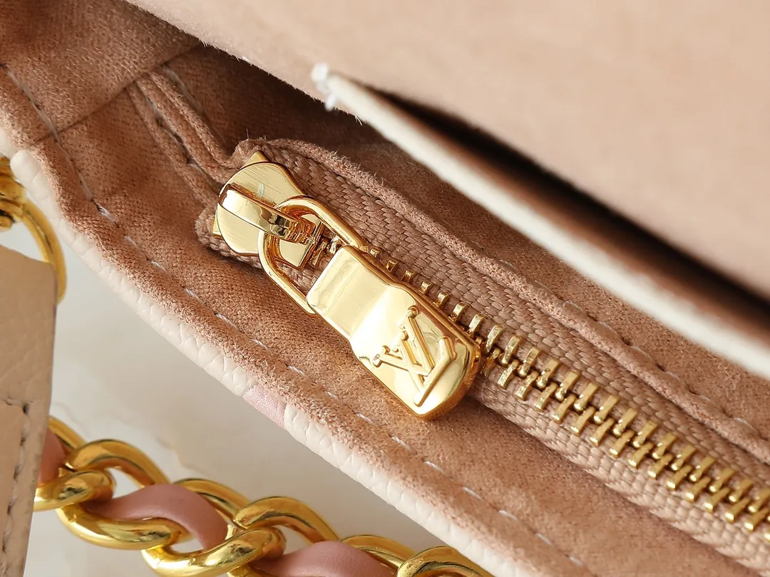 💰180💰Upgraded from the original M82211 M82210 M14225 M81911 This Wallet on Chain Ivy handbag is embossed with a large Monogram pattern on the surface of Monogram Empreinte grain leather, making it a trendy choice for daily travel and evening occasions. Cleverly using a short chain and a detachable and adjustable leather shoulder strap, it can be worn handheld, on the shoulder, or as a crossbody. Dimensions: 23.5 x 12.0 x 4.3 cm (length x height x width)