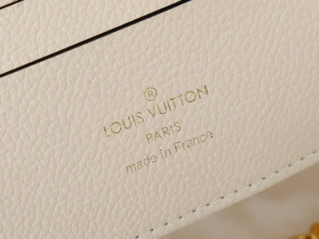 💰180💰Upgraded from the original M82211 M82210 M14225 M81911 This Wallet on Chain Ivy handbag is embossed with a large Monogram pattern on the surface of Monogram Empreinte grain leather, making it a trendy choice for daily travel and evening occasions. Cleverly using a short chain and a detachable and adjustable leather shoulder strap, it can be worn handheld, on the shoulder, or as a crossbody. Dimensions: 23.5 x 12.0 x 4.3 cm (length x height x width)
