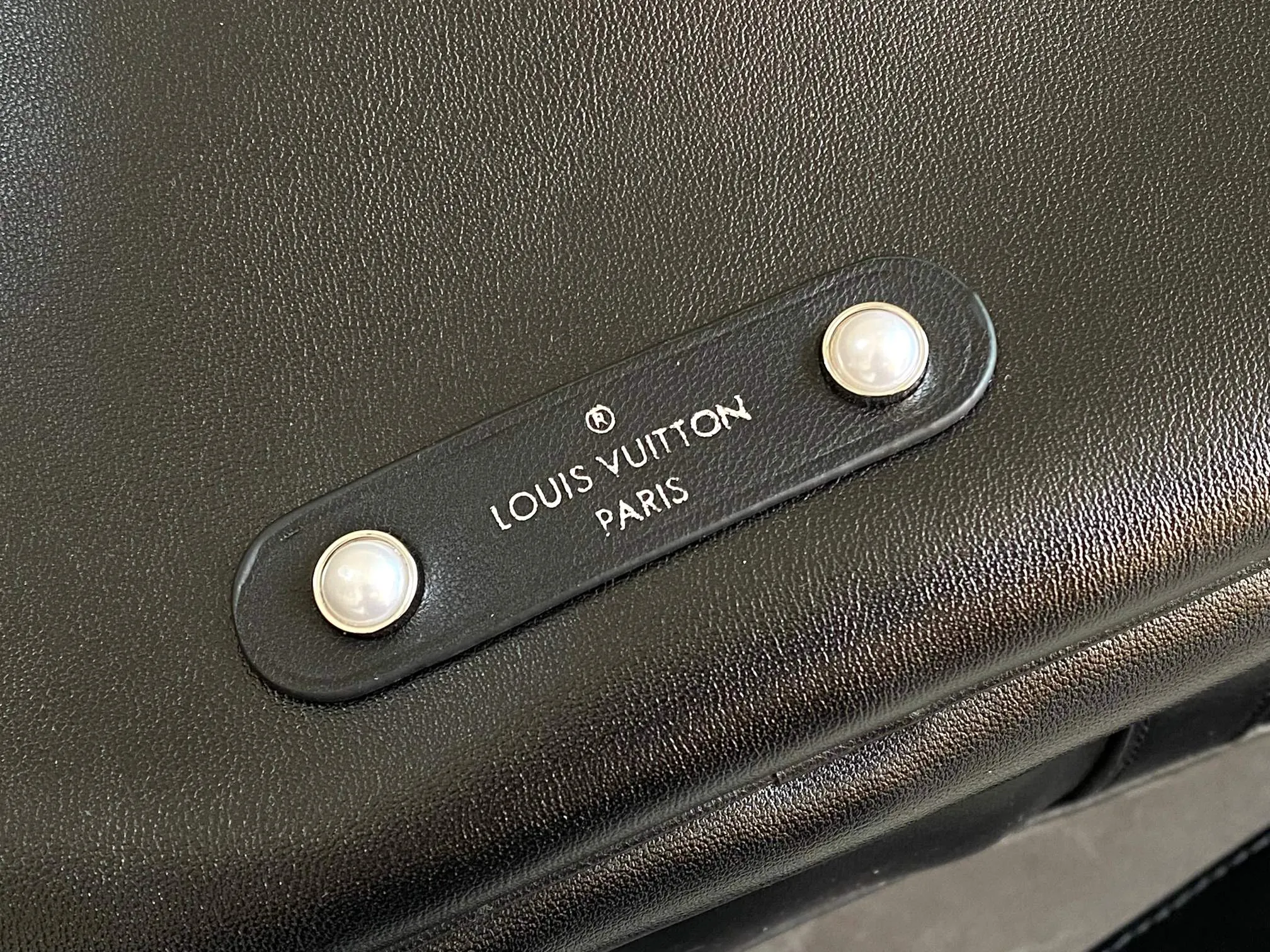 💰1760 (top layer leather) top original order M13992 This Keepall Bandoulière 50 travel bag depicts the Monogram pattern on the canvas surface and transforms into a cartoon image, making the Monogram flowers and LV letters present rich emotions of sadness or joy. The top handle and side straps are made of leather, continuing the consistent design of the Keepall series. Cartoon name tags can be customized. size：50x29x23cm