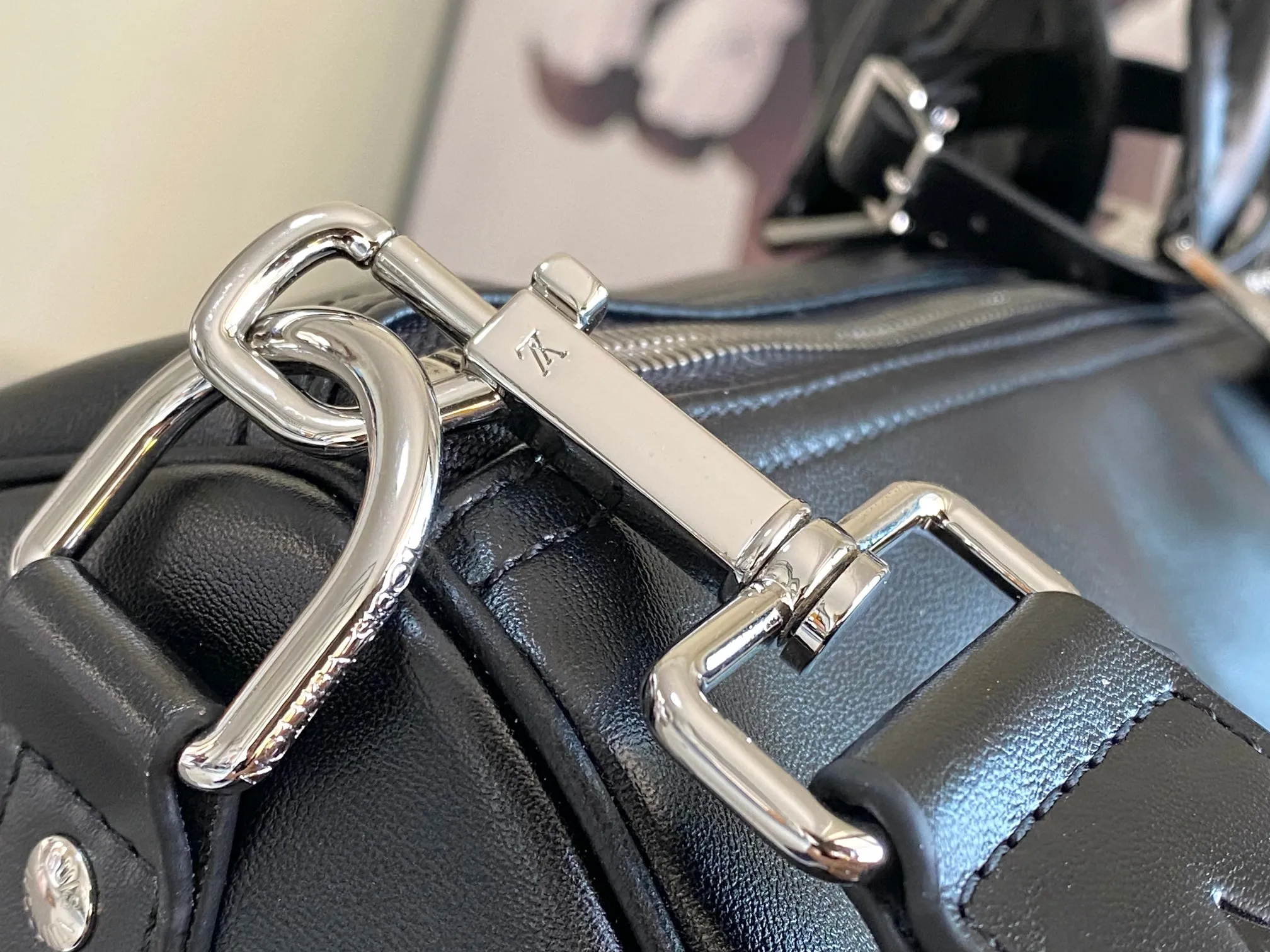💰1760 (top layer leather) top original order M13992 This Keepall Bandoulière 50 travel bag depicts the Monogram pattern on the canvas surface and transforms into a cartoon image, making the Monogram flowers and LV letters present rich emotions of sadness or joy. The top handle and side straps are made of leather, continuing the consistent design of the Keepall series. Cartoon name tags can be customized. size：50x29x23cm