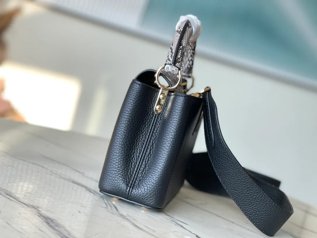 💰1940 (Special Grade Original Leather) N99387/M48865 Black Snake Shoulder This Capucines mini handbag is exquisitely constructed with full-grain Taurillon leather. It is equipped with a top handle, two-way flap and a logo outlined in luster python leather, making it a gorgeous choice for both day and night. The detachable wide shoulder strap allows for an avant-garde look when worn on the shoulder or crossbody. Size: 21 *14 * 8cm