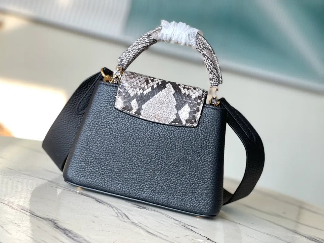 💰1940 (Special Grade Original Leather) N99387/M48865 Black Snake Shoulder This Capucines mini handbag is exquisitely constructed with full-grain Taurillon leather. It is equipped with a top handle, two-way flap and a logo outlined in luster python leather, making it a gorgeous choice for both day and night. The detachable wide shoulder strap allows for an avant-garde look when worn on the shoulder or crossbody. Size: 21 *14 * 8cm