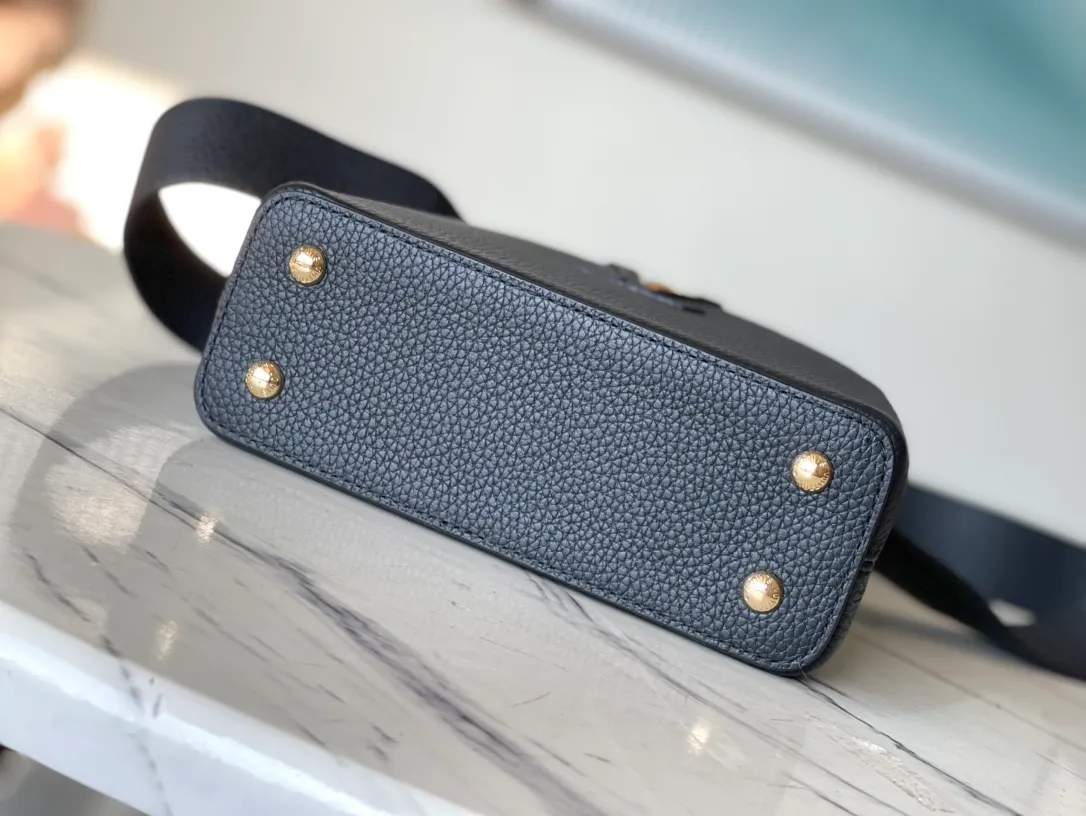 💰1940 (Special Grade Original Leather) N99387/M48865 Black Snake Shoulder This Capucines mini handbag is exquisitely constructed with full-grain Taurillon leather. It is equipped with a top handle, two-way flap and a logo outlined in luster python leather, making it a gorgeous choice for both day and night. The detachable wide shoulder strap allows for an avant-garde look when worn on the shoulder or crossbody. Size: 21 *14 * 8cm