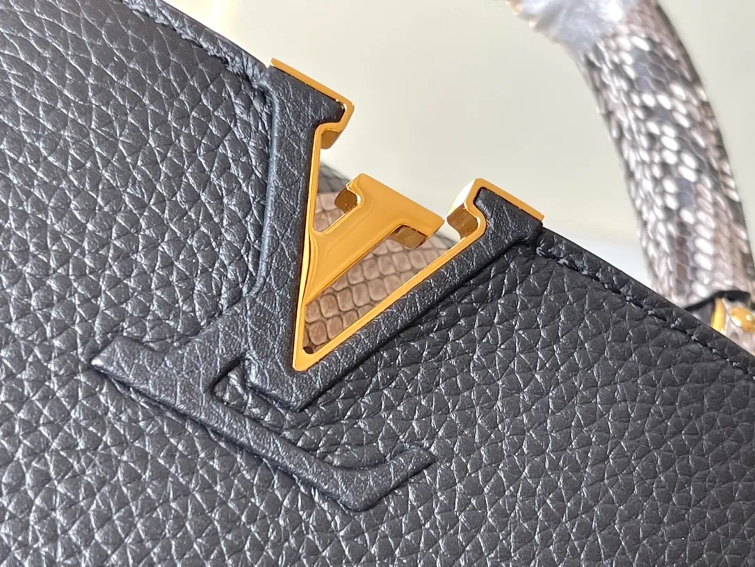 💰1940 (Special Grade Original Leather) N99387/M48865 Black Snake Shoulder This Capucines mini handbag is exquisitely constructed with full-grain Taurillon leather. It is equipped with a top handle, two-way flap and a logo outlined in luster python leather, making it a gorgeous choice for both day and night. The detachable wide shoulder strap allows for an avant-garde look when worn on the shoulder or crossbody. Size: 21 *14 * 8cm