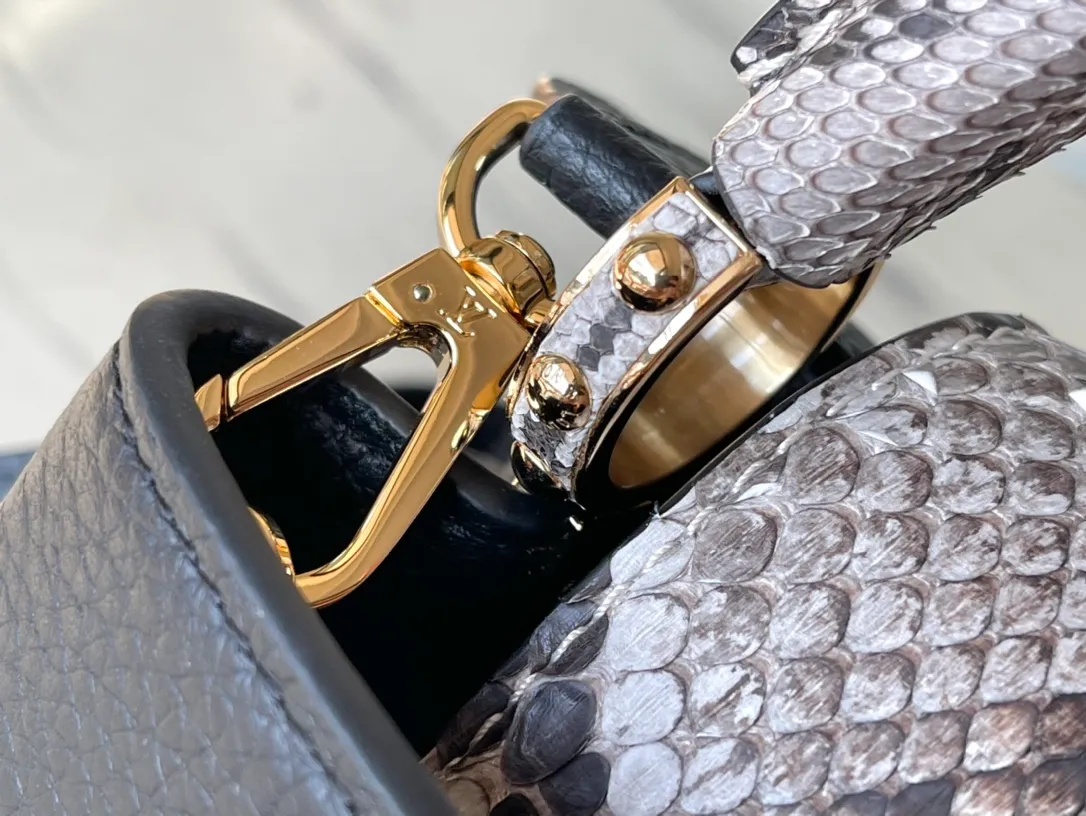 💰1940 (Special Grade Original Leather) N99387/M48865 Black Snake Shoulder This Capucines mini handbag is exquisitely constructed with full-grain Taurillon leather. It is equipped with a top handle, two-way flap and a logo outlined in luster python leather, making it a gorgeous choice for both day and night. The detachable wide shoulder strap allows for an avant-garde look when worn on the shoulder or crossbody. Size: 21 *14 * 8cm