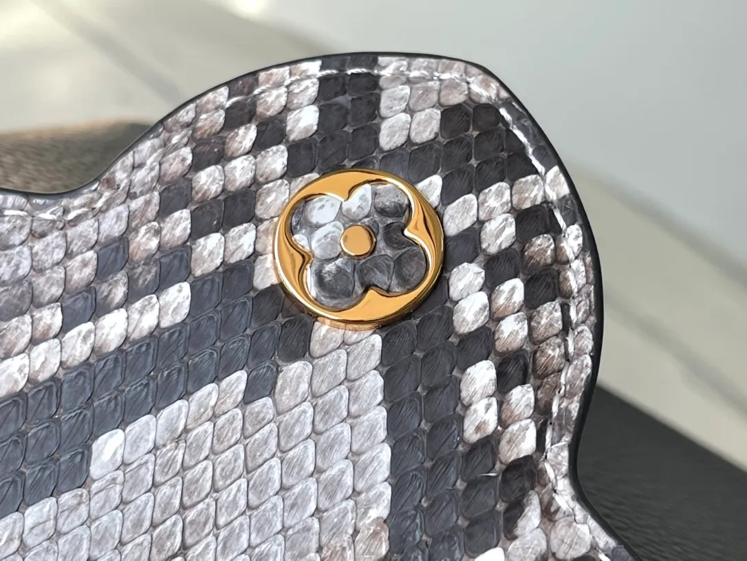 💰1940 (Special Grade Original Leather) N99387/M48865 Black Snake Shoulder This Capucines mini handbag is exquisitely constructed with full-grain Taurillon leather. It is equipped with a top handle, two-way flap and a logo outlined in luster python leather, making it a gorgeous choice for both day and night. The detachable wide shoulder strap allows for an avant-garde look when worn on the shoulder or crossbody. Size: 21 *14 * 8cm