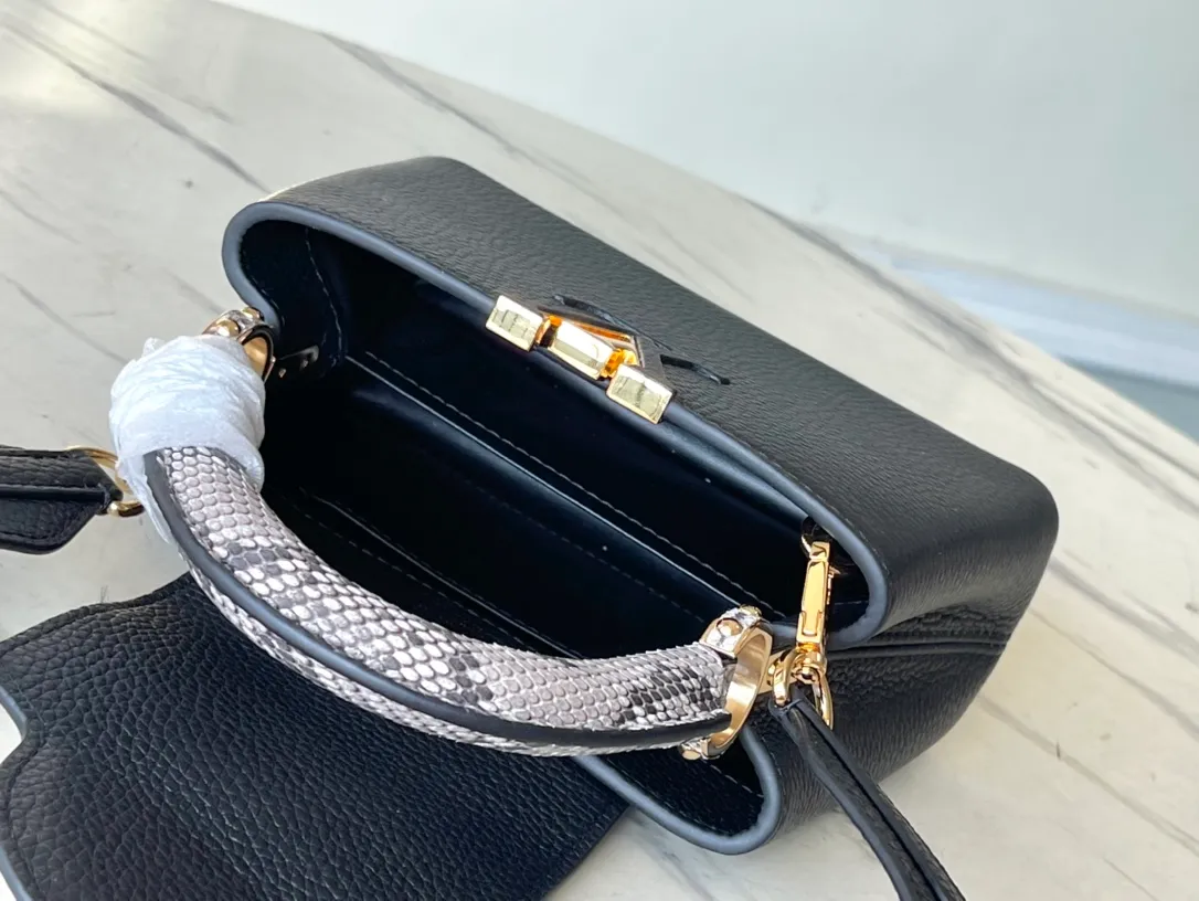 💰1940 (Special Grade Original Leather) N99387/M48865 Black Snake Shoulder This Capucines mini handbag is exquisitely constructed with full-grain Taurillon leather. It is equipped with a top handle, two-way flap and a logo outlined in luster python leather, making it a gorgeous choice for both day and night. The detachable wide shoulder strap allows for an avant-garde look when worn on the shoulder or crossbody. Size: 21 *14 * 8cm