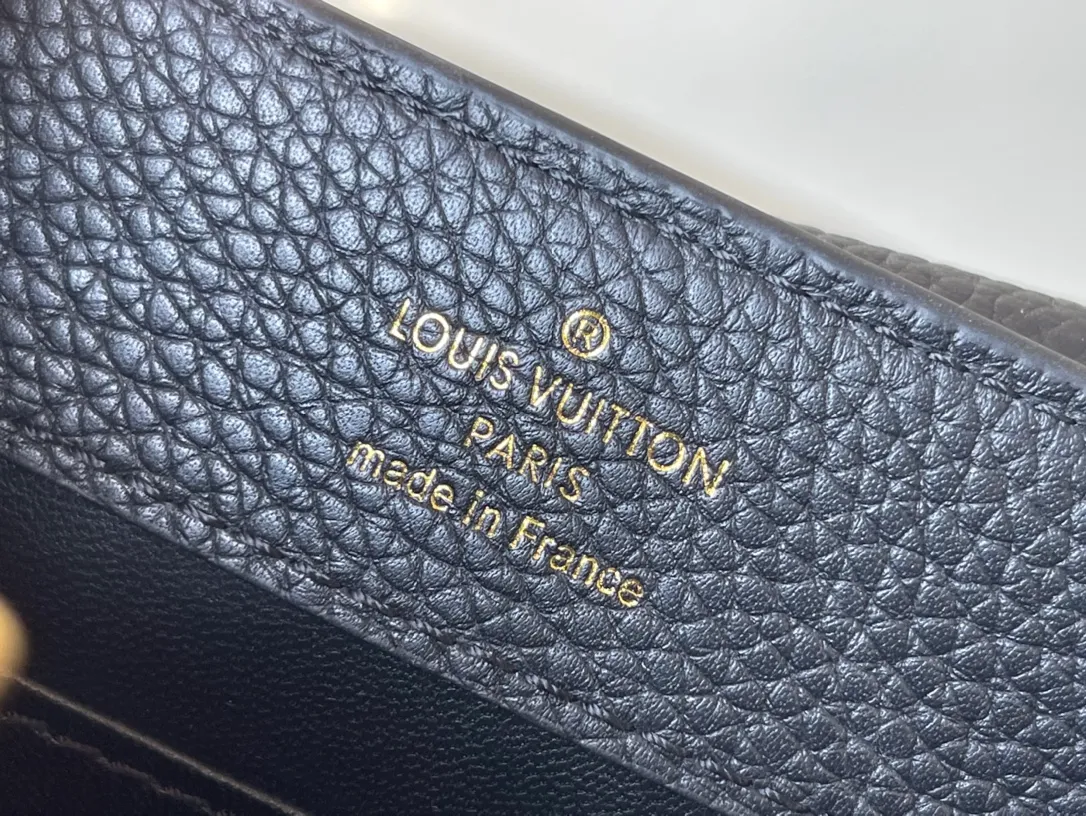 💰1940 (Special Grade Original Leather) N99387/M48865 Black Snake Shoulder This Capucines mini handbag is exquisitely constructed with full-grain Taurillon leather. It is equipped with a top handle, two-way flap and a logo outlined in luster python leather, making it a gorgeous choice for both day and night. The detachable wide shoulder strap allows for an avant-garde look when worn on the shoulder or crossbody. Size: 21 *14 * 8cm