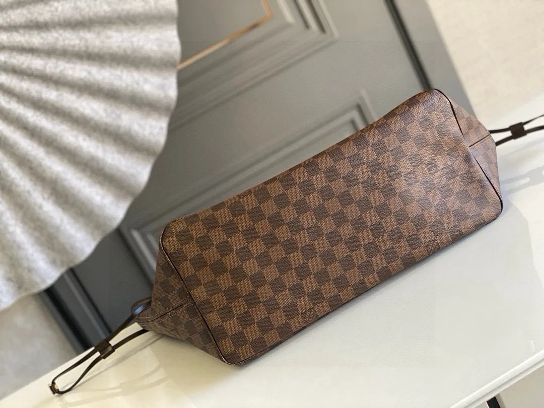 💰800 (Large Steel Nail) Top Original N41357 NEVERFULL Large Handbag The legendary Neverfull handbag can always meet your various needs for handbags. It has a large capacity but is not bulky. It is stiff and soft to the touch, making it suitable for home and travel. Tighten the side ties and it instantly transforms into a stylish urban handbag. Loosen the straps and it transforms into a chic and practical handbag. The slender leather handle can be carried over the shoulder or between the arms. The model shown here is made of Damier Ebène canvas. 39 cm