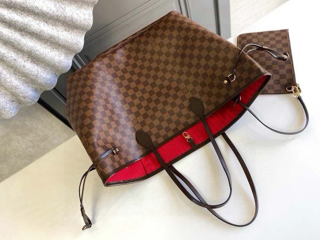 💰800 (Large Steel Nail) Top Original N41357 NEVERFULL Large Handbag The legendary Neverfull handbag can always meet your various needs for handbags. It has a large capacity but is not bulky. It is stiff and soft to the touch, making it suitable for home and travel. Tighten the side ties and it instantly transforms into a stylish urban handbag. Loosen the straps and it transforms into a chic and practical handbag. The slender leather handle can be carried over the shoulder or between the arms. The model shown here is made of Damier Ebène canvas. 39 cm