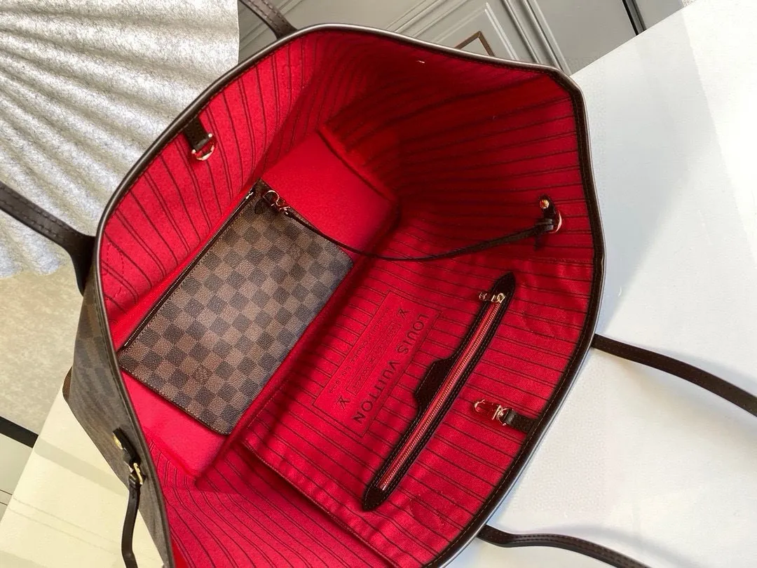 💰800 (Large Steel Nail) Top Original N41357 NEVERFULL Large Handbag The legendary Neverfull handbag can always meet your various needs for handbags. It has a large capacity but is not bulky. It is stiff and soft to the touch, making it suitable for home and travel. Tighten the side ties and it instantly transforms into a stylish urban handbag. Loosen the straps and it transforms into a chic and practical handbag. The slender leather handle can be carried over the shoulder or between the arms. The model shown here is made of Damier Ebène canvas. 39 cm