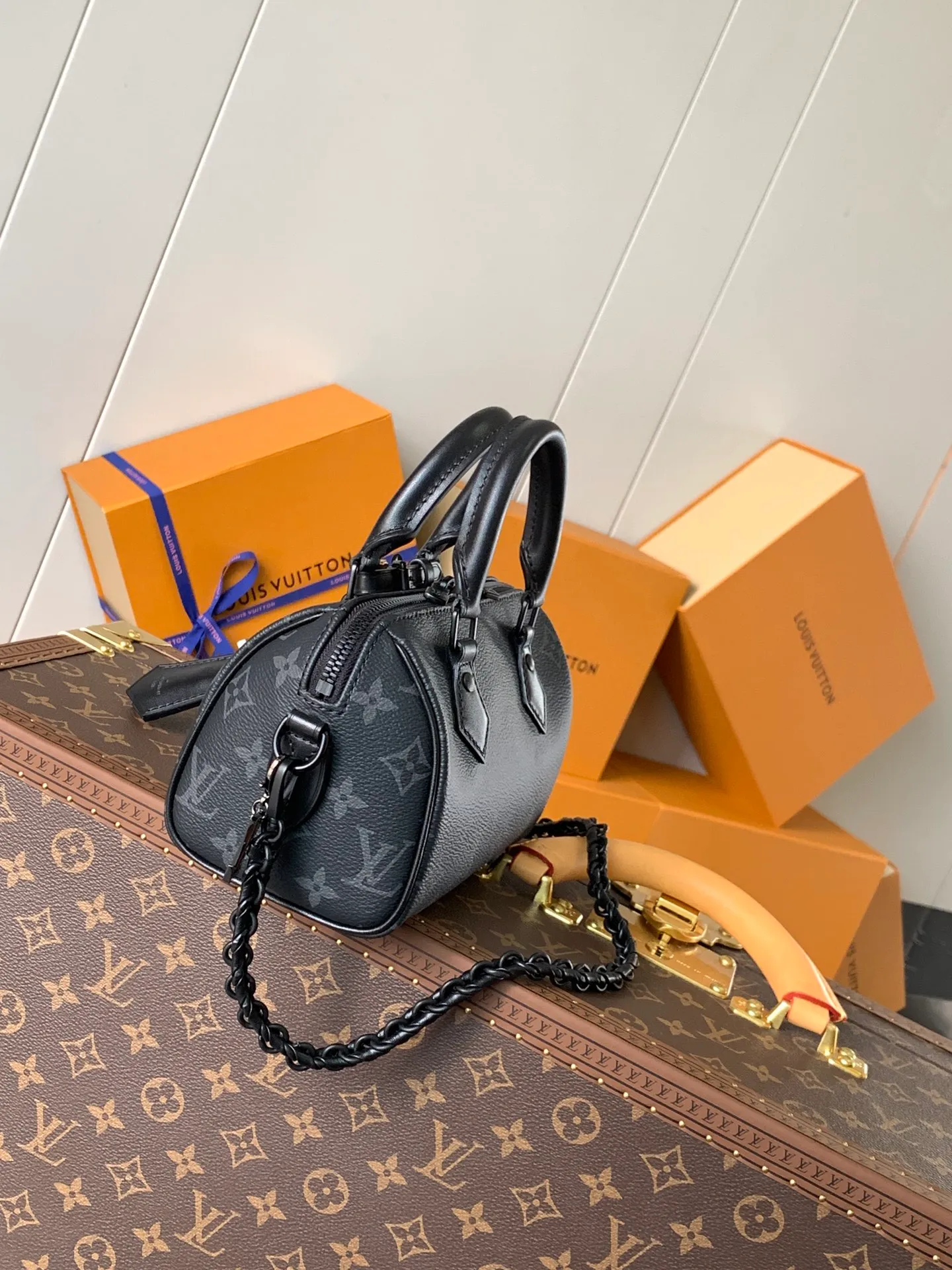 💰1060 top original order, transcoding chip 2024 Chinese Valentine's Day limited speedy18, to meet daily needs, it is equipped with exquisite and compact accessories that can be worn in a variety of ways, plus a detachable chain strap to achieve a comfortable shoulder-carrying experience. M24606 black flower M46970 old flower M24605 green leather, M24598 purple leather M24474 white flower, M24605 blue leather Size: 18.0x12.5x11.0 (length x height x width)