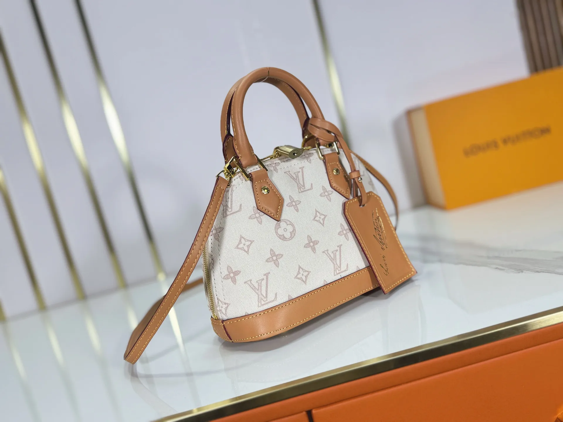 P280 upgraded original M28272 M27526 M28105 M26084 M27812 M28032 M53152 To celebrate the 130th anniversary of the birth of Louis Vuitton’s Monogram pattern, this Alma BB handbag reinterprets classic elements from a retro perspective. Monogram Origine Bleu Courrier patterned canvas evokes archive designs, with smooth calfskin trim and a striped fabric lining. The iconic padlock and Anniversary address plate enrich the details. Dimensions: 23.5 x 17.5 x 11.5 (cm) ((Length x Height x Width)