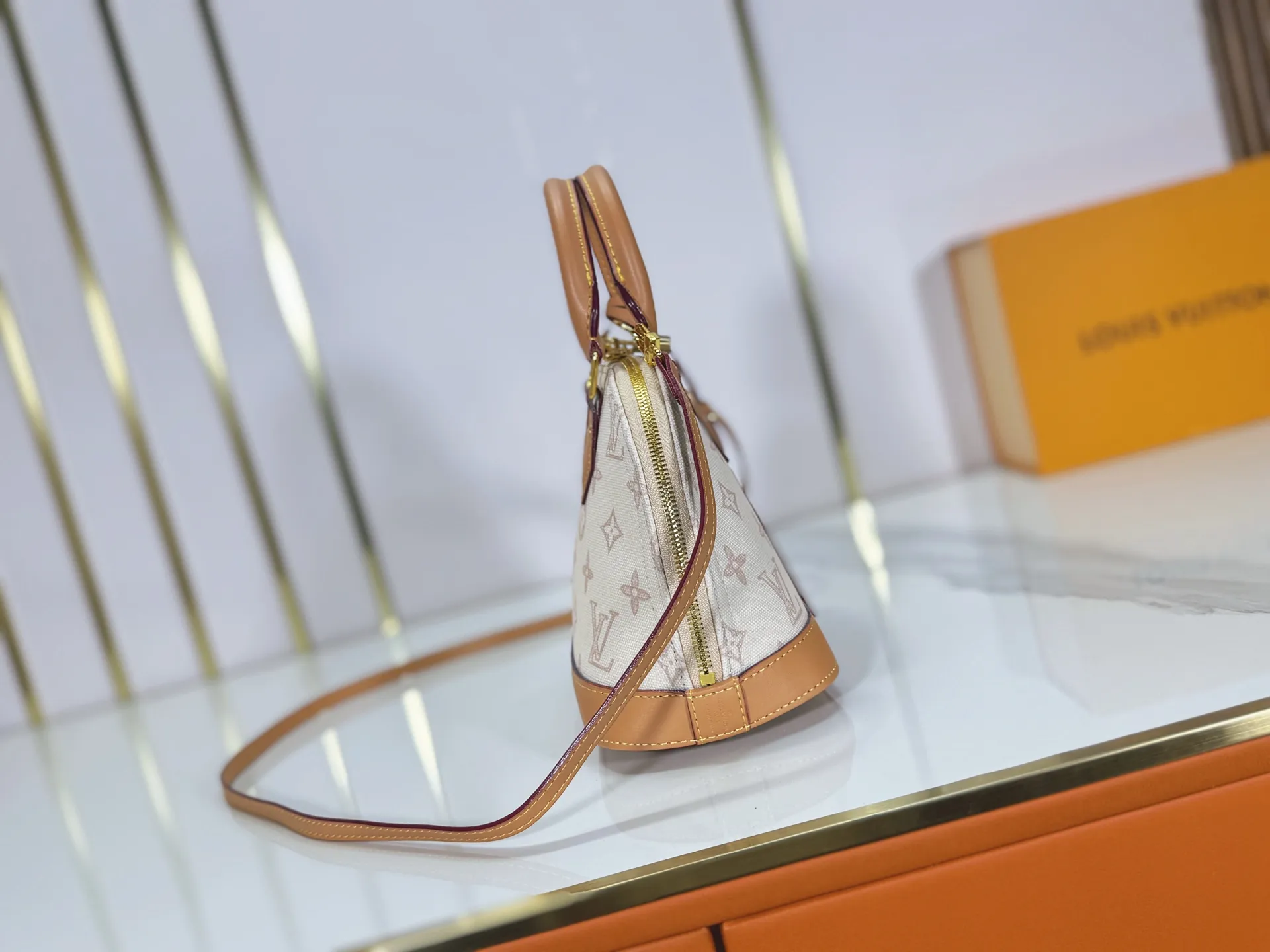 P280 upgraded original M28272 M27526 M28105 M26084 M27812 M28032 M53152 To celebrate the 130th anniversary of the birth of Louis Vuitton’s Monogram pattern, this Alma BB handbag reinterprets classic elements from a retro perspective. Monogram Origine Bleu Courrier patterned canvas evokes archive designs, with smooth calfskin trim and a striped fabric lining. The iconic padlock and Anniversary address plate enrich the details. Dimensions: 23.5 x 17.5 x 11.5 (cm) ((Length x Height x Width)