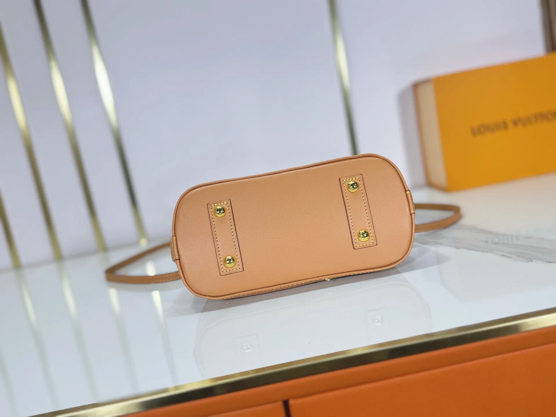 P280 upgraded original M28272 M27526 M28105 M26084 M27812 M28032 M53152 To celebrate the 130th anniversary of the birth of Louis Vuitton’s Monogram pattern, this Alma BB handbag reinterprets classic elements from a retro perspective. Monogram Origine Bleu Courrier patterned canvas evokes archive designs, with smooth calfskin trim and a striped fabric lining. The iconic padlock and Anniversary address plate enrich the details. Dimensions: 23.5 x 17.5 x 11.5 (cm) ((Length x Height x Width)