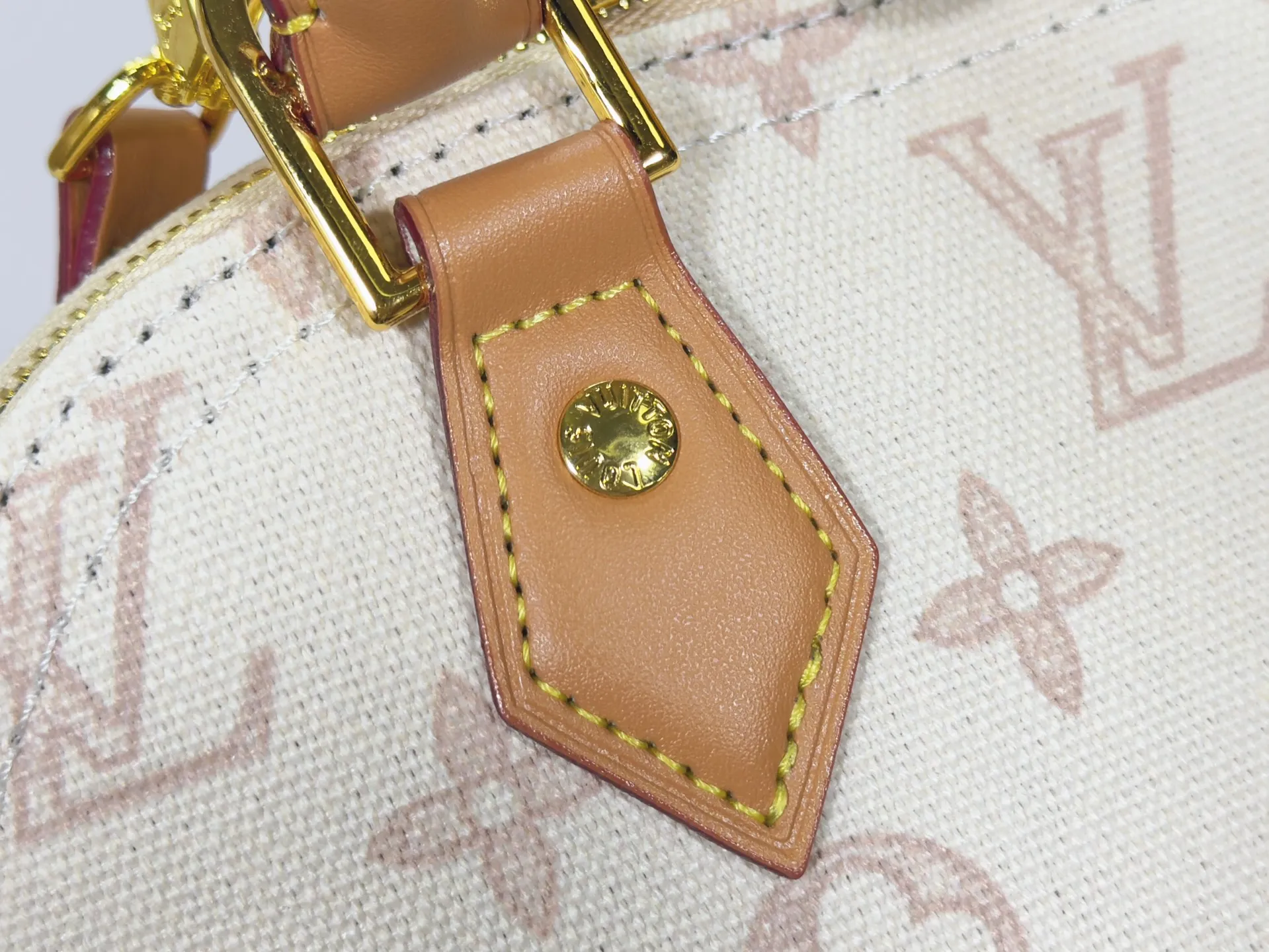 P280 upgraded original M28272 M27526 M28105 M26084 M27812 M28032 M53152 To celebrate the 130th anniversary of the birth of Louis Vuitton’s Monogram pattern, this Alma BB handbag reinterprets classic elements from a retro perspective. Monogram Origine Bleu Courrier patterned canvas evokes archive designs, with smooth calfskin trim and a striped fabric lining. The iconic padlock and Anniversary address plate enrich the details. Dimensions: 23.5 x 17.5 x 11.5 (cm) ((Length x Height x Width)