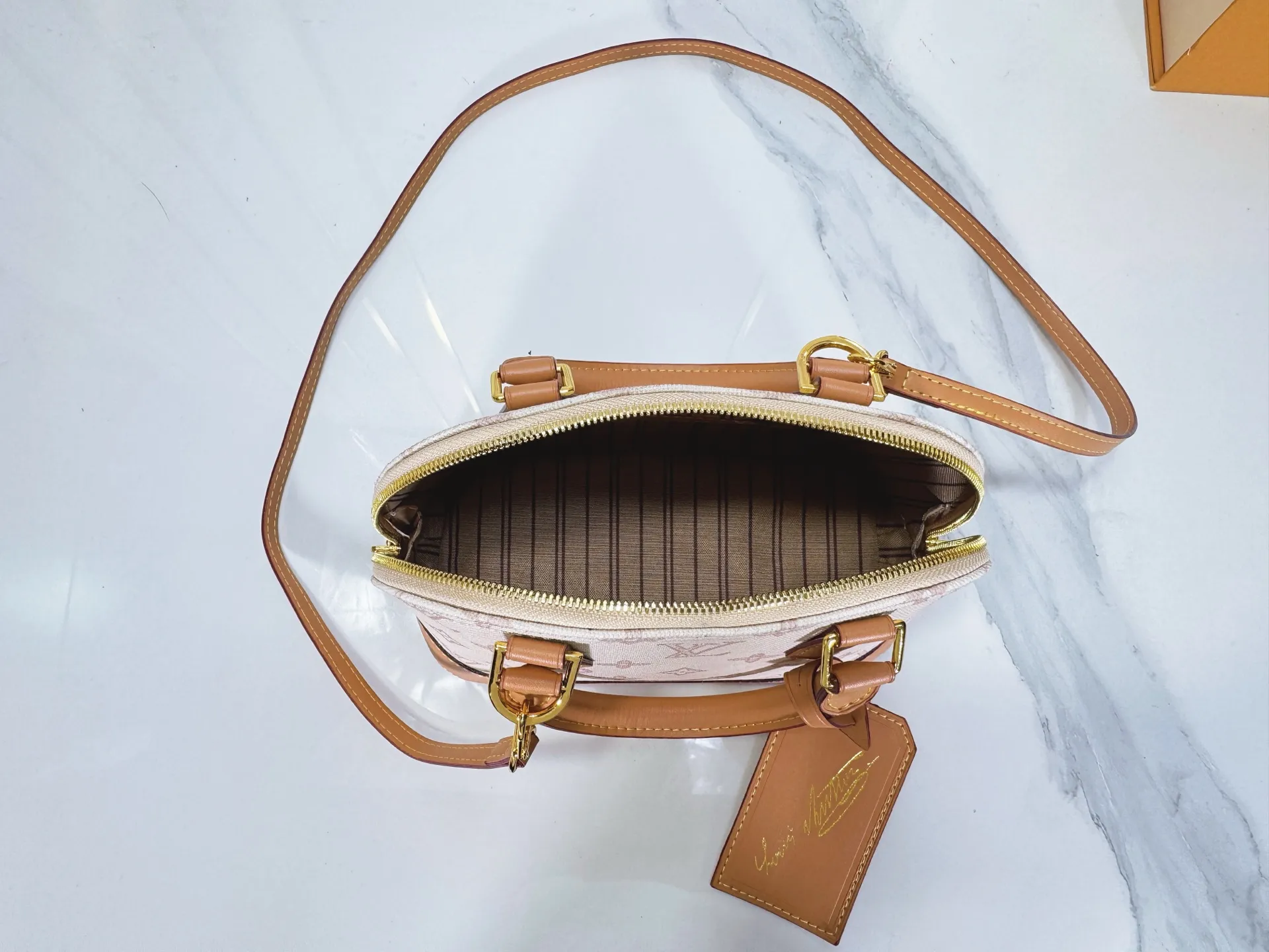 P280 upgraded original M28272 M27526 M28105 M26084 M27812 M28032 M53152 To celebrate the 130th anniversary of the birth of Louis Vuitton’s Monogram pattern, this Alma BB handbag reinterprets classic elements from a retro perspective. Monogram Origine Bleu Courrier patterned canvas evokes archive designs, with smooth calfskin trim and a striped fabric lining. The iconic padlock and Anniversary address plate enrich the details. Dimensions: 23.5 x 17.5 x 11.5 (cm) ((Length x Height x Width)