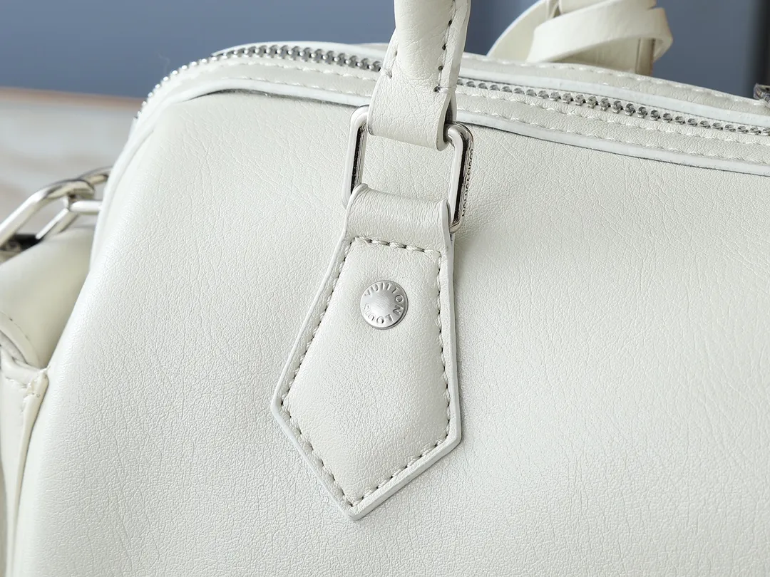 💰300💰Upgraded from the original M12934 M12965. This Speedy Cargo handbag is from the LV Vibe series, renewing the classic design of the 1930s with avant-garde touches. The glossy sheepskin body is embellished with a Monogram address plate, paying tribute to the brand's long trunk-making heritage. Plenty of space to easily store your daily needs, and the detachable leather shoulder strap allows for a variety of carrying methods. Dimensions: 28 x 17 x 12 cm (LxHxW)