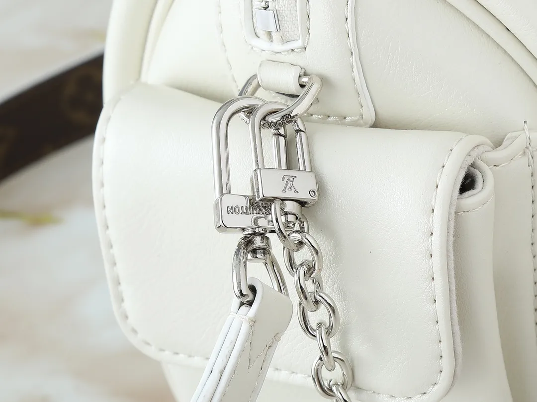 💰300💰Upgraded from the original M12934 M12965. This Speedy Cargo handbag is from the LV Vibe series, renewing the classic design of the 1930s with avant-garde touches. The glossy sheepskin body is embellished with a Monogram address plate, paying tribute to the brand's long trunk-making heritage. Plenty of space to easily store your daily needs, and the detachable leather shoulder strap allows for a variety of carrying methods. Dimensions: 28 x 17 x 12 cm (LxHxW)