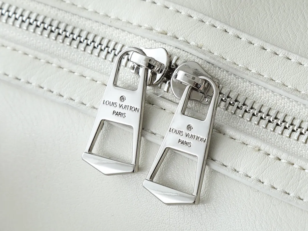 💰300💰Upgraded from the original M12934 M12965. This Speedy Cargo handbag is from the LV Vibe series, renewing the classic design of the 1930s with avant-garde touches. The glossy sheepskin body is embellished with a Monogram address plate, paying tribute to the brand's long trunk-making heritage. Plenty of space to easily store your daily needs, and the detachable leather shoulder strap allows for a variety of carrying methods. Dimensions: 28 x 17 x 12 cm (LxHxW)