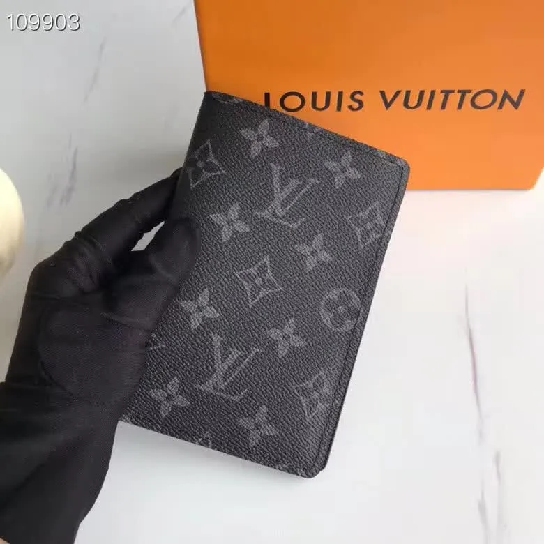 P100lv Wallet Coin Clip M60181 A must-have accessory for modern travelers, this coated canvas passport cover combines fashion and practicality. Equipped with four credit card slots and two convenient pockets for quick access to your passport. Dimensions: 10.0 x 14.0 x 2.5 cm ~