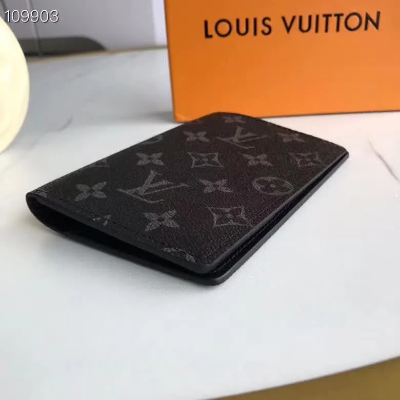 P100lv Wallet Coin Clip M60181 A must-have accessory for modern travelers, this coated canvas passport cover combines fashion and practicality. Equipped with four credit card slots and two convenient pockets for quick access to your passport. Dimensions: 10.0 x 14.0 x 2.5 cm ~