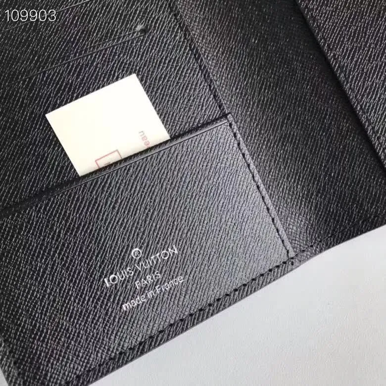 P100lv Wallet Coin Clip M60181 A must-have accessory for modern travelers, this coated canvas passport cover combines fashion and practicality. Equipped with four credit card slots and two convenient pockets for quick access to your passport. Dimensions: 10.0 x 14.0 x 2.5 cm ~