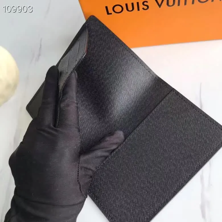 P100lv Wallet Coin Clip M60181 A must-have accessory for modern travelers, this coated canvas passport cover combines fashion and practicality. Equipped with four credit card slots and two convenient pockets for quick access to your passport. Dimensions: 10.0 x 14.0 x 2.5 cm ~