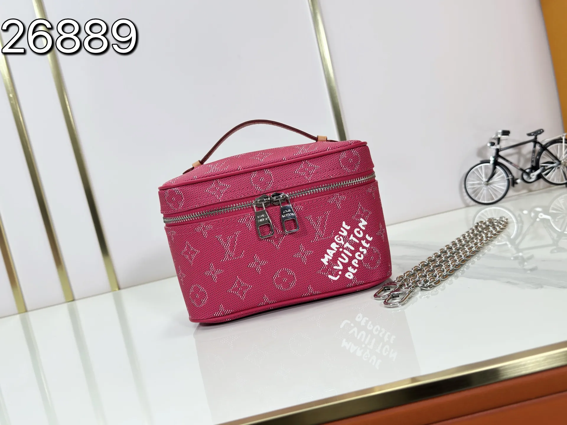 P260 M26889 M44495 The upgraded original version is made of nylon fabric with Monogram presbyopia pattern and is equipped with a washable lining. It is a "fine travel product". It is compact and practical and can store cosmetics and small items. Some sizes have internal zipper pockets. With the theme of "Travel Art + Cats", this series combines the personal style of fashion legend Grace Coddington, focusing on light and versatile daily use scenarios for travel. Size: 20-13.5-12