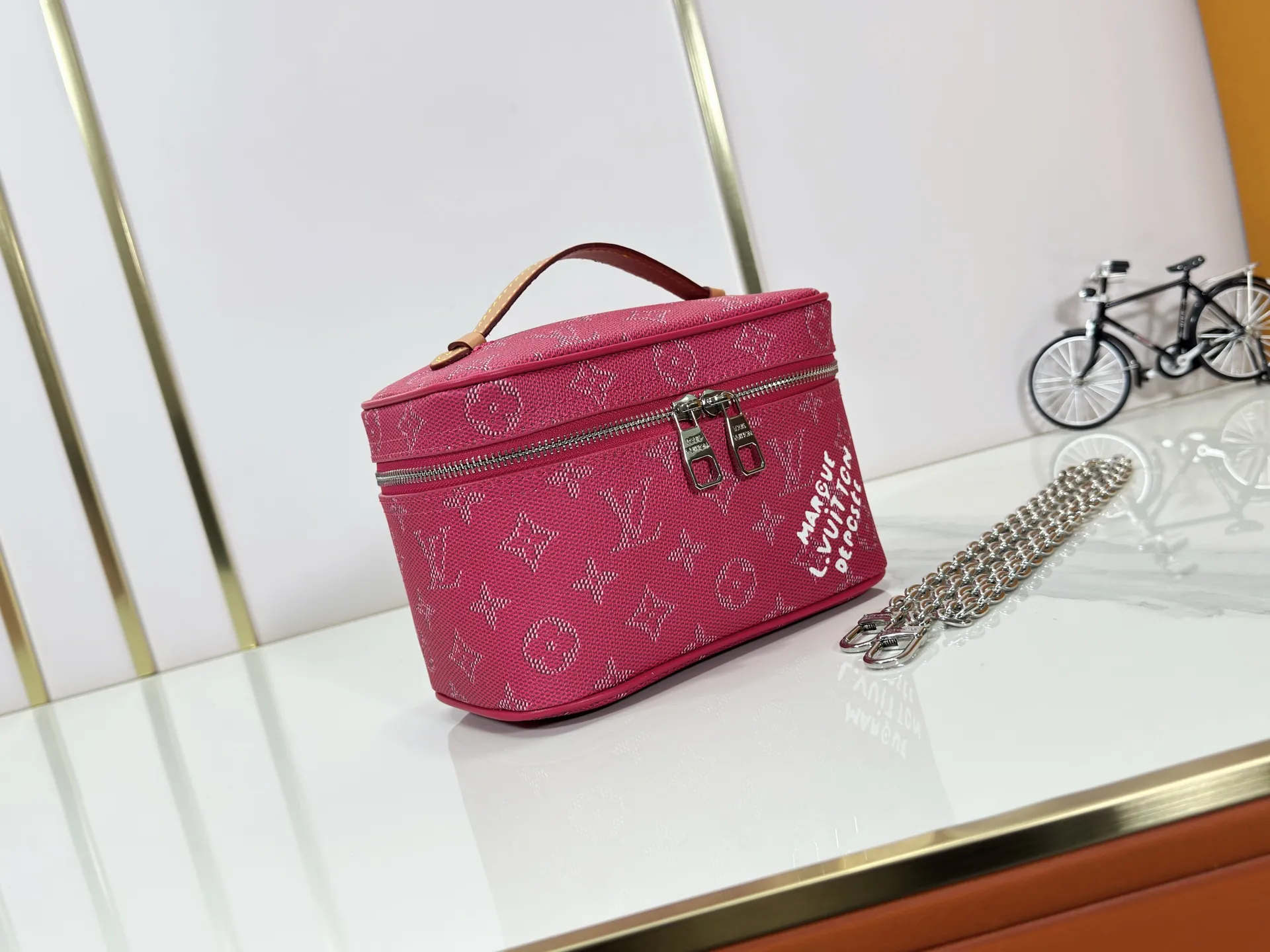 P260 M26889 M44495 The upgraded original version is made of nylon fabric with Monogram presbyopia pattern and is equipped with a washable lining. It is a "fine travel product". It is compact and practical and can store cosmetics and small items. Some sizes have internal zipper pockets. With the theme of "Travel Art + Cats", this series combines the personal style of fashion legend Grace Coddington, focusing on light and versatile daily use scenarios for travel. Size: 20-13.5-12