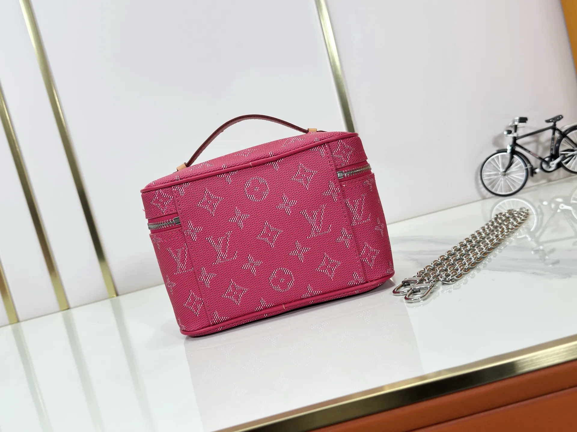 P260 M26889 M44495 The upgraded original version is made of nylon fabric with Monogram presbyopia pattern and is equipped with a washable lining. It is a "fine travel product". It is compact and practical and can store cosmetics and small items. Some sizes have internal zipper pockets. With the theme of "Travel Art + Cats", this series combines the personal style of fashion legend Grace Coddington, focusing on light and versatile daily use scenarios for travel. Size: 20-13.5-12