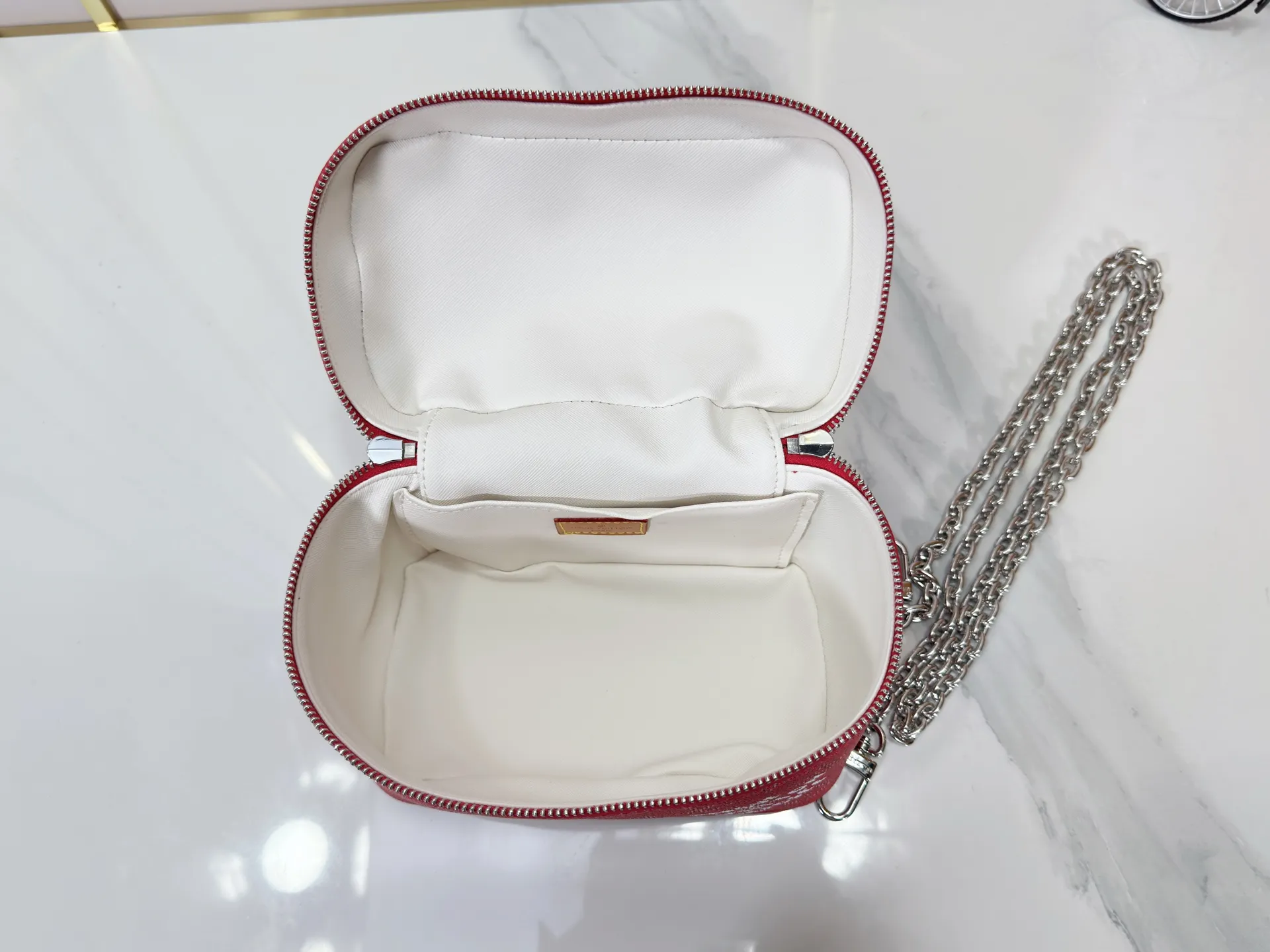 P260 M26889 M44495 The upgraded original version is made of nylon fabric with Monogram presbyopia pattern and is equipped with a washable lining. It is a "fine travel product". It is compact and practical and can store cosmetics and small items. Some sizes have internal zipper pockets. With the theme of "Travel Art + Cats", this series combines the personal style of fashion legend Grace Coddington, focusing on light and versatile daily use scenarios for travel. Size: 20-13.5-12