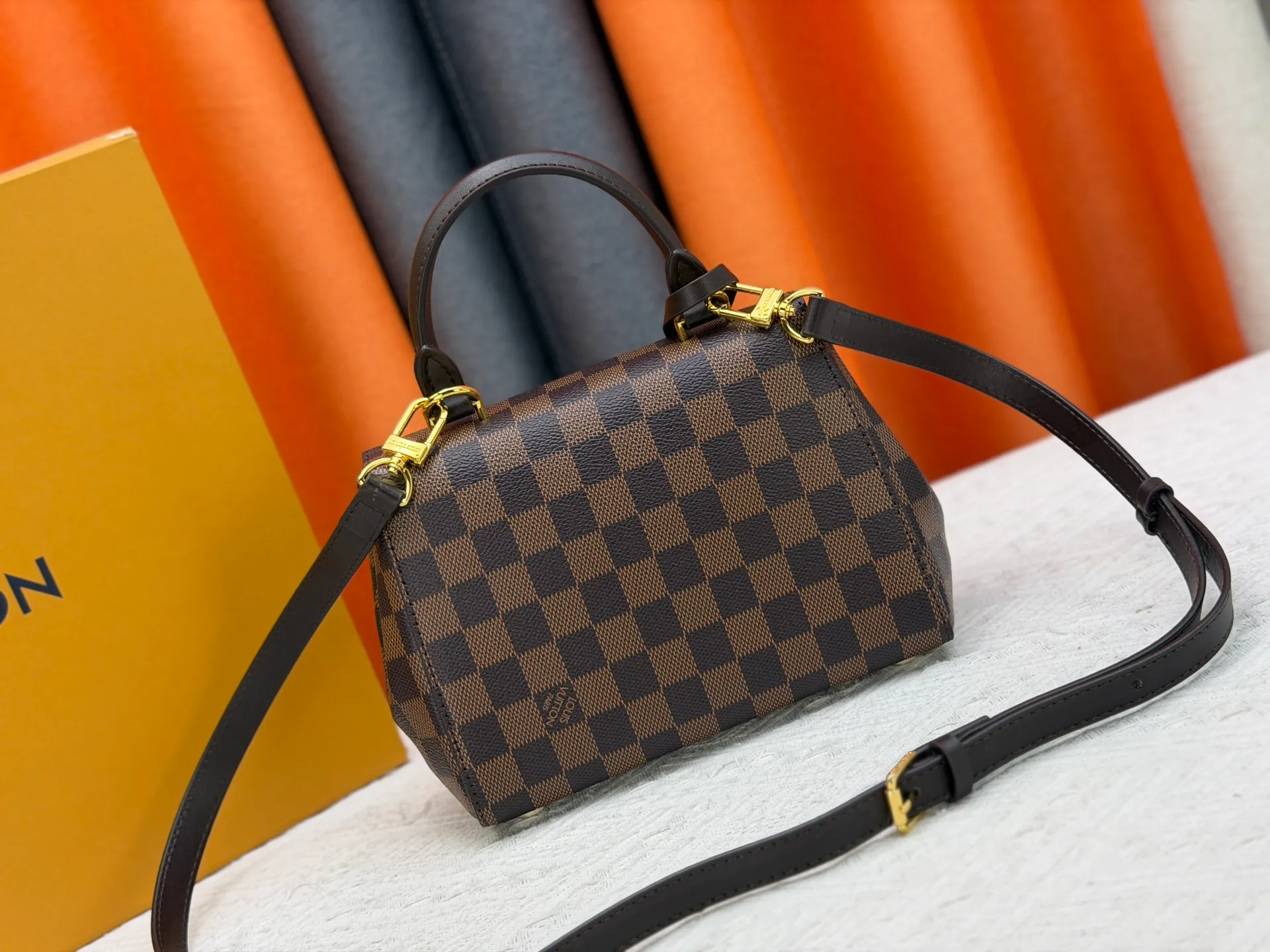 P260 Upgraded Original N00097 M46055 This BOND STREET BB handbag is made of a delicate combination of Damier Ebene canvas and Cuir Taurillon leather. It is equipped with a leather name tag and the Louis Vuitton printed stripe decoration in the center is particularly elegant. This single-handle bag can be carried in a variety of ways: carried in the hand, slung over the elbow, or carried over the shoulder with the detachable strap. The cute and compact size is enough to hold commonly used items such as wallets, keys, and mobile phones. Dimensions: 24 x 17 x 9.5 cm (length x height x width)