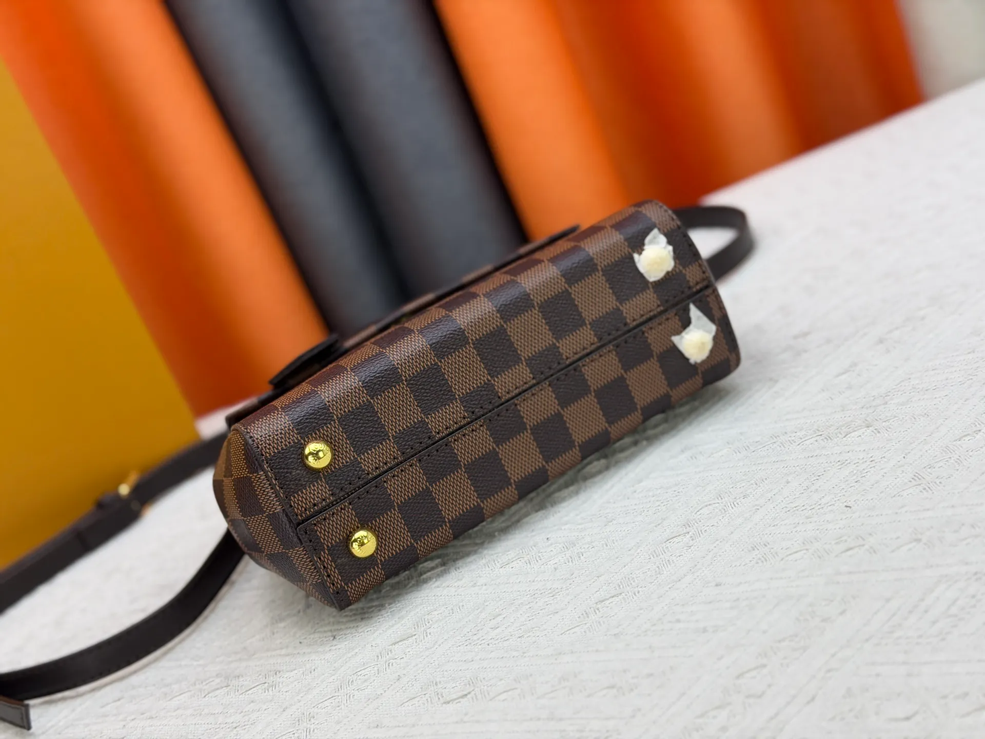 P260 Upgraded Original N00097 M46055 This BOND STREET BB handbag is made of a delicate combination of Damier Ebene canvas and Cuir Taurillon leather. It is equipped with a leather name tag and the Louis Vuitton printed stripe decoration in the center is particularly elegant. This single-handle bag can be carried in a variety of ways: carried in the hand, slung over the elbow, or carried over the shoulder with the detachable strap. The cute and compact size is enough to hold commonly used items such as wallets, keys, and mobile phones. Dimensions: 24 x 17 x 9.5 cm (length x height x width)