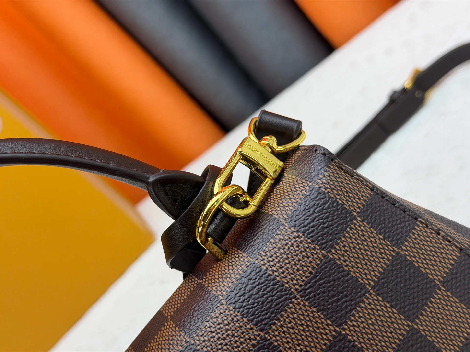P260 Upgraded Original N00097 M46055 This BOND STREET BB handbag is made of a delicate combination of Damier Ebene canvas and Cuir Taurillon leather. It is equipped with a leather name tag and the Louis Vuitton printed stripe decoration in the center is particularly elegant. This single-handle bag can be carried in a variety of ways: carried in the hand, slung over the elbow, or carried over the shoulder with the detachable strap. The cute and compact size is enough to hold commonly used items such as wallets, keys, and mobile phones. Dimensions: 24 x 17 x 9.5 cm (length x height x width)