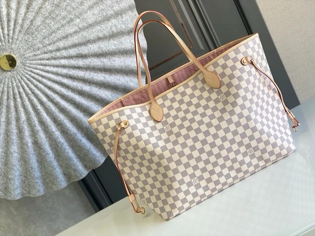💰800 (large steel nails) top original N41604 NEVERFULL large handbag The legendary Neverfull handbag: always able to meet your various needs for handbags. It has a large capacity but is not bulky. It is stiff and soft to the touch, making it suitable for home and travel. Tighten the side ties and it instantly transforms into a stylish urban handbag. Loosen the straps and it transforms into a chic and practical handbag. The slender leather handle can be carried over the shoulder or between the arms. The model shown here is made of Damier Azur canvas.  39 cm