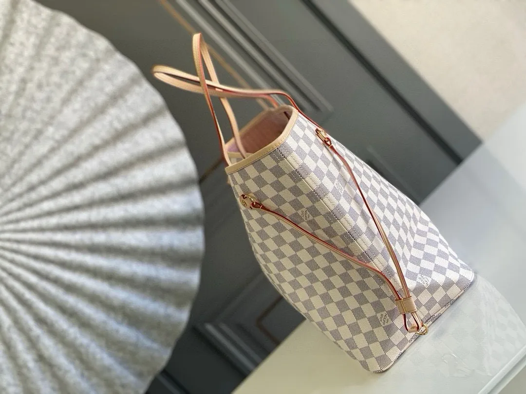 💰800 (large steel nails) top original N41604 NEVERFULL large handbag The legendary Neverfull handbag: always able to meet your various needs for handbags. It has a large capacity but is not bulky. It is stiff and soft to the touch, making it suitable for home and travel. Tighten the side ties and it instantly transforms into a stylish urban handbag. Loosen the straps and it transforms into a chic and practical handbag. The slender leather handle can be carried over the shoulder or between the arms. The model shown here is made of Damier Azur canvas.  39 cm