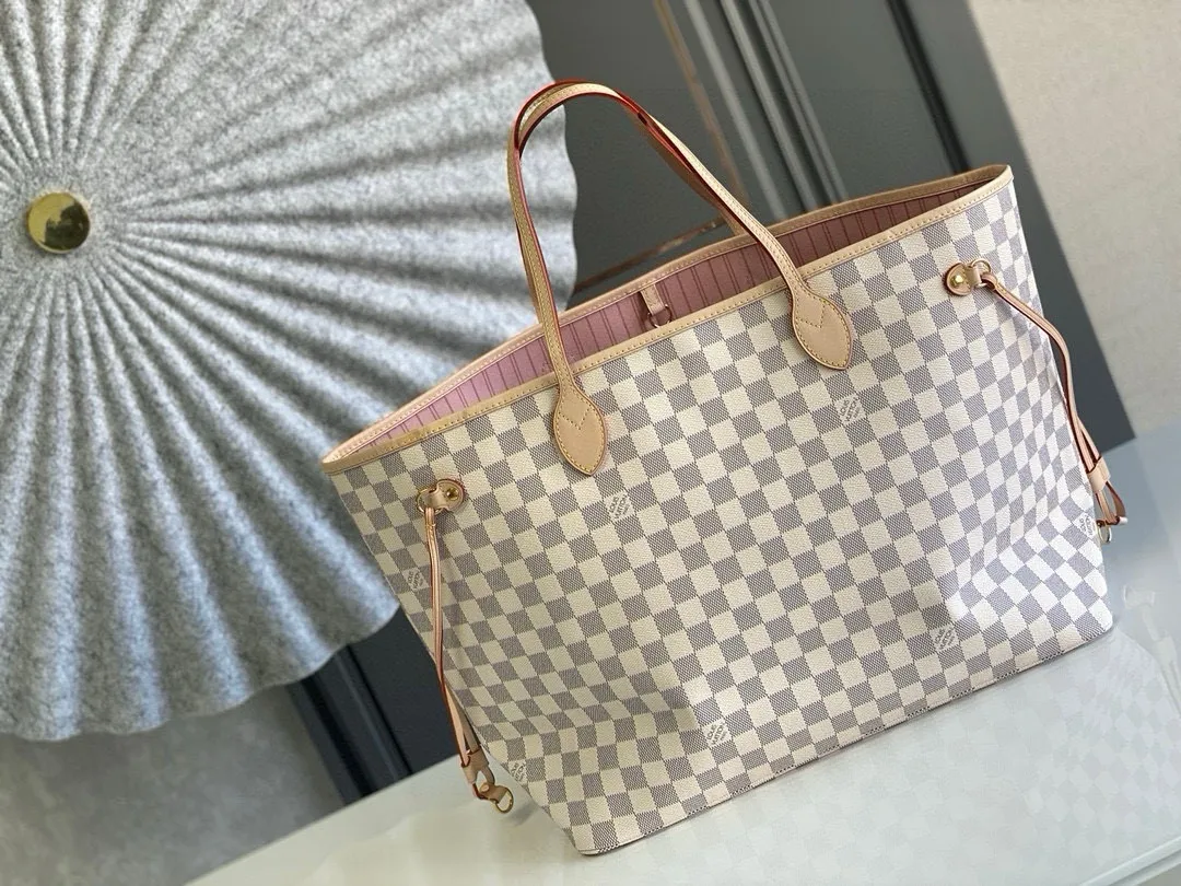 💰800 (large steel nails) top original N41604 NEVERFULL large handbag The legendary Neverfull handbag: always able to meet your various needs for handbags. It has a large capacity but is not bulky. It is stiff and soft to the touch, making it suitable for home and travel. Tighten the side ties and it instantly transforms into a stylish urban handbag. Loosen the straps and it transforms into a chic and practical handbag. The slender leather handle can be carried over the shoulder or between the arms. The model shown here is made of Damier Azur canvas.  39 cm