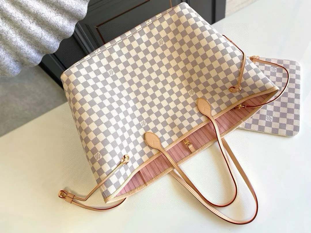 💰800 (large steel nails) top original N41604 NEVERFULL large handbag The legendary Neverfull handbag: always able to meet your various needs for handbags. It has a large capacity but is not bulky. It is stiff and soft to the touch, making it suitable for home and travel. Tighten the side ties and it instantly transforms into a stylish urban handbag. Loosen the straps and it transforms into a chic and practical handbag. The slender leather handle can be carried over the shoulder or between the arms. The model shown here is made of Damier Azur canvas.  39 cm