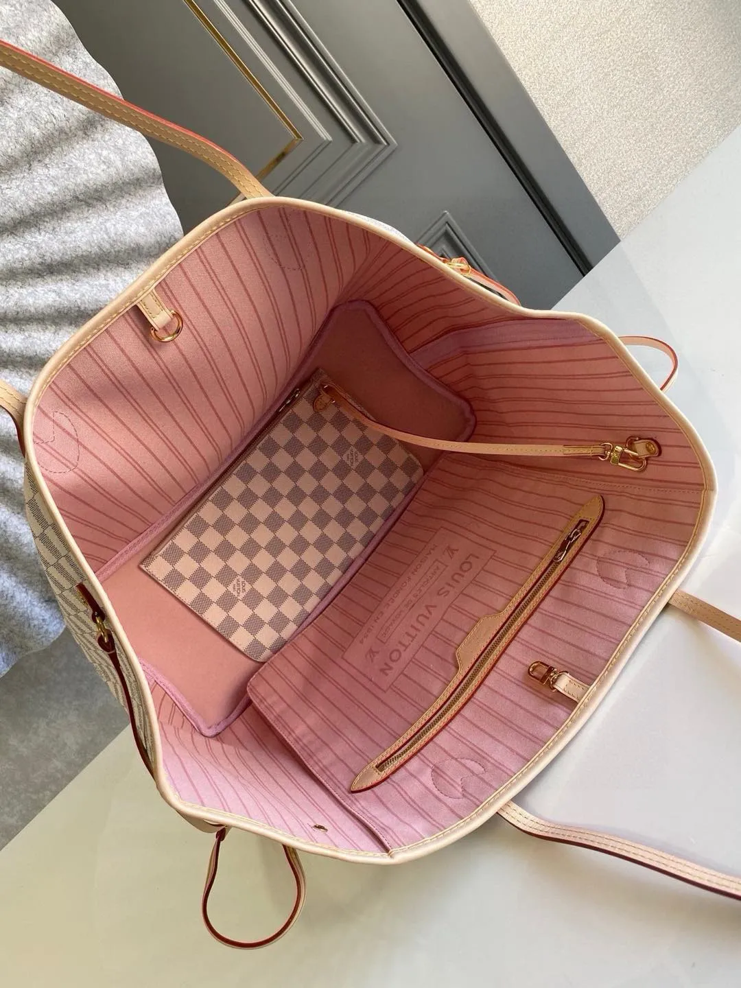 💰800 (large steel nails) top original N41604 NEVERFULL large handbag The legendary Neverfull handbag: always able to meet your various needs for handbags. It has a large capacity but is not bulky. It is stiff and soft to the touch, making it suitable for home and travel. Tighten the side ties and it instantly transforms into a stylish urban handbag. Loosen the straps and it transforms into a chic and practical handbag. The slender leather handle can be carried over the shoulder or between the arms. The model shown here is made of Damier Azur canvas.  39 cm