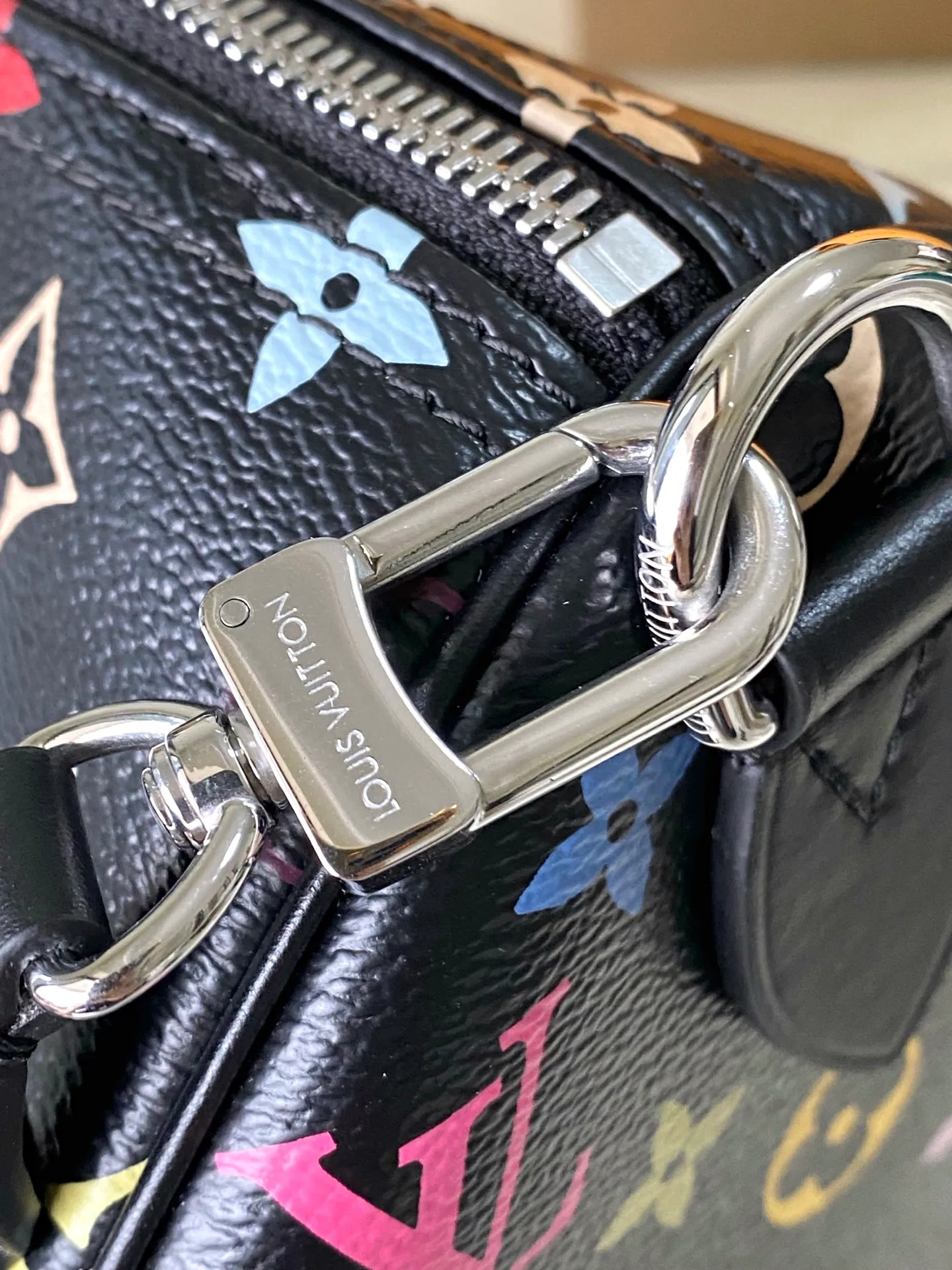 💰1180 Top Original M13257 This SpeedySoft30 handbag is made of soft coated canvas, and the full-length Monogram pattern is traced in colorful rainbow tones, highlighting the smart style of the Louis Vuitton x Murakami reissue series. The Toron handle and detachable shoulder strap are constructed of cow leather, the metal corners recall classic luggage elements, and the bow-shaped key bag and padlock add brand touches. Dimensions: 30 × 21 × 17 cm