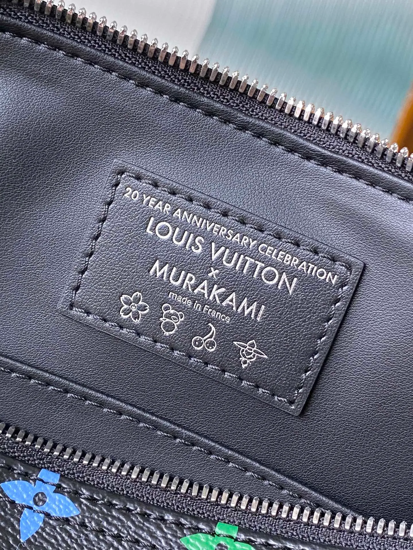 💰1180 Top Original M13257 This SpeedySoft30 handbag is made of soft coated canvas, and the full-length Monogram pattern is traced in colorful rainbow tones, highlighting the smart style of the Louis Vuitton x Murakami reissue series. The Toron handle and detachable shoulder strap are constructed of cow leather, the metal corners recall classic luggage elements, and the bow-shaped key bag and padlock add brand touches. Dimensions: 30 × 21 × 17 cm