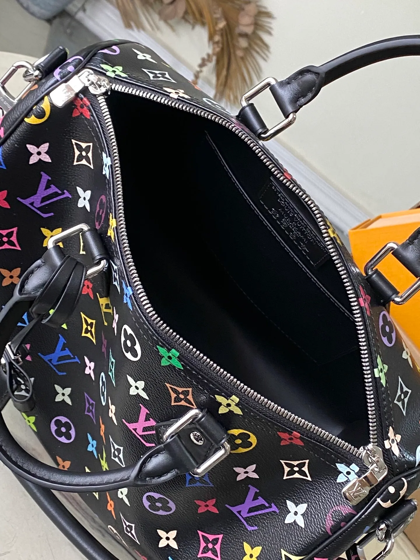 💰1180 Top Original M13257 This SpeedySoft30 handbag is made of soft coated canvas, and the full-length Monogram pattern is traced in colorful rainbow tones, highlighting the smart style of the Louis Vuitton x Murakami reissue series. The Toron handle and detachable shoulder strap are constructed of cow leather, the metal corners recall classic luggage elements, and the bow-shaped key bag and padlock add brand touches. Dimensions: 30 × 21 × 17 cm